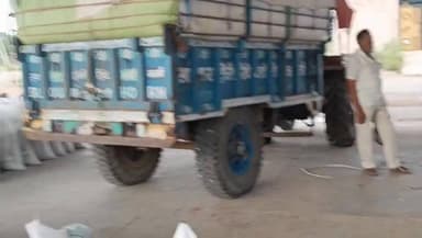 बारां कलेक्टर के आदेश भी बेअसर, किसानों का गेहूं नहीं तुला, बिना बिल बने ट्रॉलियां लेकर लौटे, मांगरोल कृषि उपज मंडी में राजफेड के सरकारी कांटे पर गेहूं बेचने पहुंचे दर्जनभर से अधिक किसानों को प्रशासनिक लापरवाही का करना पड़ा सामना, जबकि गुरुवार को आयोजित जन चौपाल में किसानों ने जिला कलेक्टर बालमुकुंद असावा के समक्ष बमोरी कलां स्थित राजफेड कांटे पर गेहूं की तुलाई नहीं होने की रखी थी शिकायत, कलेक्टर ने संबंधित सहकारी समिति और ग्राम सेवक को शेष किसानों की फसल की तुलाई एवं बिल बनाने के दिए थे निर्देश।
#NDTVRAJASTHAN #CMO #cmojaipur #CMORajasthan #dcdmbaran #trendingnews2026 #BreakingNews2026 #Baran #mangroll #rajfhed