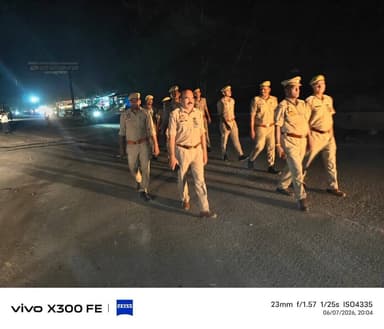 जनपद में शांति एवं कानून व्यवस्था को सुदृढ़ बनाए रखने हेतु #SP_कौशाम्बी के निर्देशन में थाना कौशाम्बी पुलिस टीम द्वारा भीड़भाड़ एवं मिश्रित आबादी वाले क्षेत्र में पैदल गस्त की गई तथा आमजनमानस को भयमुक्त माहौल के लिए आश्वस्त किया गया। #UPPolice #kaushambipolice https://t.co/64FvejuujE