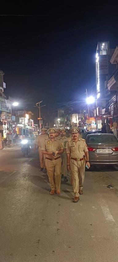 जनपद में शांति एवं कानून व्यवस्था को सुदृढ़ बनाए रखने हेतु #SP_कौशाम्बी के निर्देशन में थाना मंझनपुर पुलिस टीम द्वारा भीड़भाड़ एवं मिश्रित आबादी वाले क्षेत्र में पैदल गस्त की गई तथा आमजनमानस को भयमुक्त माहौल के लिए आश्वस्त किया गया। #UPPolice #kaushambipolice https://t.co/2eeeb6I4da
