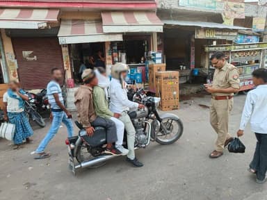 पुलिस अधीक्षक कौशाम्बी के निर्देशन में चलाए जा रहे सघन चेकिंग अभियान के क्रम मे जनपद के विभिन्न थानों की पुलिस बल द्वारा अपने-अपने थाना क्षेत्र अंतर्गत संदिग्ध व्यक्ति/वाहन की चेकिंग की गई। #UPPolice #kaushambipolice https://t.co/JTYOvd1YWz
