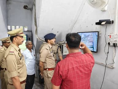 पुलिस अधीक्षक कौशाम्बी श्री सत्यनारायण द्वारा आरक्षी भर्ती-2025 लिखित परीक्षा के दृष्टिगत विभिन्न परीक्षा केन्द्रों का निरीक्षण कर सुरक्षा एवं व्यवस्थाओं का जायजा लिया गया। #KaushambiPolice
#UPPolice https://t.co/jNEpMTncRi