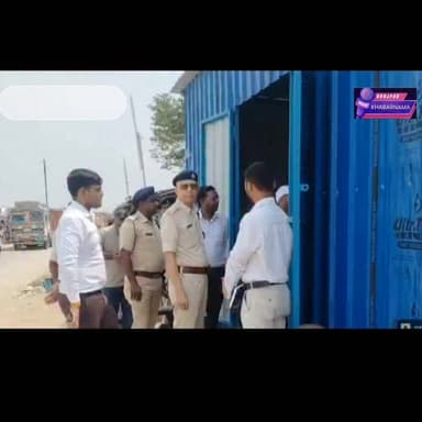 वीर कुंवर सिंह सेतु पर जाम को लेकर बड़ा एक्शन!
अब पुल पर नहीं चलेगी भारी वाहनों की मनमानी। अवैध पार्किंग पर कार्रवाई, 15 दिनों में कंबाइंड चेक पोस्ट शुरू करने का निर्देश। डीएम-एसपी ने किया स्थलीय निरीक्षण। आखिर क्या अब जाम से मिलेगी राहत?
#bhojpurkhabarnama
#VeerKunwarSinghSetu #KoilwarBridge #TrafficJam #Bhojpur #Saran