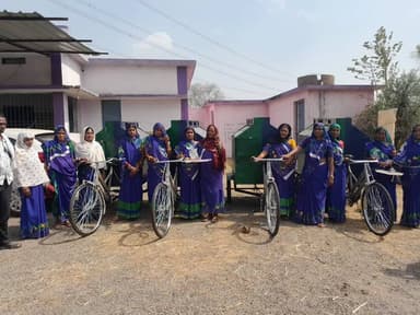 स्वच्छ भारत मिशन (ग्रामीण) अंतर्गत ठोस अपशिष्ट प्रबंधन नियम-2026 के प्रभावी क्रियान्वयन हेतु जिले में लगातार नवाचार और जनभागीदारी आधारित प्रयास किए जा रहे हैं। जिला कलेक्टर इन्द्रजीत सिंह चंद्रवाल के निर्देश एवं जिला पंचायत सीईओ प्रेम कुमार पटेल के मार्गदर्शन में जिले की ग्राम पंचायतों में स्वच्छता गतिविधियों को गति मिली है। इसी कड़ी में ग्राम पंचायत सलौनी स्वच्छता प्रबंधन एवं जनसहभागिता के क्षेत्र में एक प्रेरणादायक उदाहरण बनकर उभरी है।
#kcgdistrict #kcgdistt #swachchhbharatmission