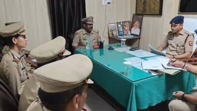 “फाइलों पर चला एसपी का ‘हंटर’, सराय अकिल थाने में लंबित मामलों पर कसा शिकंजा”
कौशाम्बी। जनपद में कानून-व्यवस्था को और अधिक चुस्त-दुरुस्त बनाने के उद्देश्य से पुलिस अधीक्षक कौशाम्बी सत्यनारायण ने रविवार को थाना सराय अकिल में अर्दली रूम आयोजित कर पुलिस कार्यप्रणाली की गहन समीक्षा की। समीक्षा के दौरान लंबित विवेचनाओं और प्रचलित अभियोगों की फाइलें खुलीं तो कई मामलों में तेजी लाने के निर्देश दिए गए।
एसपी ने स्पष्ट किया कि विवेचनाओं में अनावश्यक देरी किसी भी कीमत पर बर्दाश्त नहीं की जाएगी। महिला अपराध, साइबर अपराध, वांछित एवं वारंटी अभियुक्तों की गिरफ्तारी और जनसुनवाई से जुड़े मामलों को प्राथमिकता के आधार पर निपटाने के निर्देश दिए गए।
बैठक में अभिलेखों के रख-रखाव, बीट पुलिसिंग, गश्त व्यवस्था और जनता के साथ संवाद को लेकर भी अधिकारियों की जिम्मेदारियां तय की गईं। एसपी ने कहा कि पुलिस की सक्रियता ही अपराध नियंत्रण की सबसे बड़ी कुंजी ह�