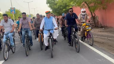 बीकानेर में Sunday On Cycle की विशाल साइकिल रैली, युवाओं संग साइकिल लेकर सड़क पर उतरे केंद्रीय मंत्री अर्जुन राम मेघवाल
#Bikaner #bikanernews #rajasthan #arjunrammeghwal #breakingnews