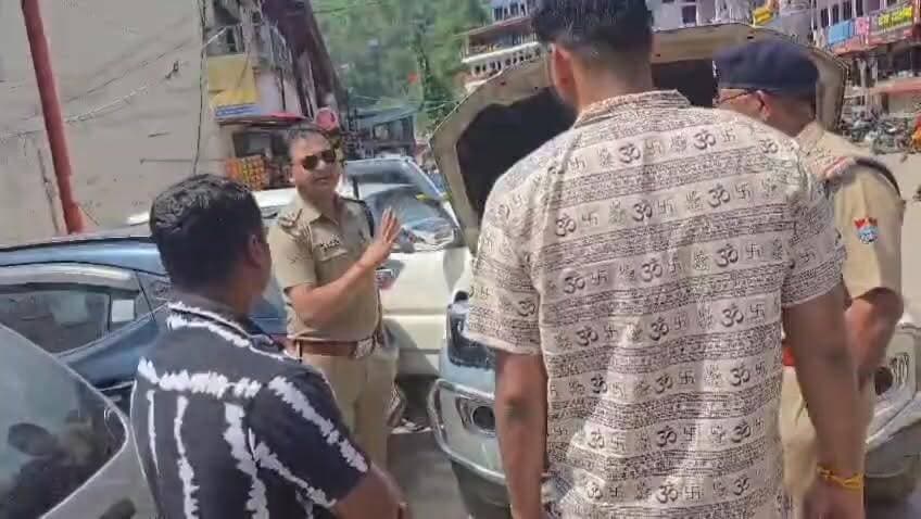 🚨 केदारनाथ यात्रा में VIP बनने का शौक पड़ा भारी! 🚨
केदारनाथ यात्रा मार्ग पर रुद्रप्रयाग पुलिस की सख्त कार्रवाई जारी है। ऑपरेशन प्रहार के तहत सोनप्रयाग में चेकिंग के दौरान एक स्कॉर्पियो (BR 01FT 2735) को पकड़ा गया, जिस पर अनाधिकृत रूप से बिहार सरकार' लिखा हुआ था और अवैध हूटर भी लगाया गया था।
पुलिस जांच में सामने आया कि वाहन का उपयोग यात्रा के दौरान VIP रौब जमाने और अनावश्यक लाभ लेने के लिए किया जा रहा था। नेम प्लेट से संबंधित कोई अधिकृत व्यक्ति भी वाहन में मौजूद नहीं मिला।
रुद्रप्रयाग पुलिस ने तत्काल कार्रवाई करते हुए वाहन से हूटर और नेम प्लेट जब्त कर ली तथा मोटर वाहन अधिनियम के तहत स्कॉर्पियो को सीज कर दिया।
⚠️ पुलिस का स्पष्ट संदेश:
यात्रा मार्ग पर नियमों का उल्लंघन, फर्जी VIP पहचान और अवैध हूटर का इस्तेमाल किसी भी कीमत पर बर्दाश्त नहीं किया जाएगा।
#KedarnathYatra #RudraprayagPolice #OperationPrahar #Kedarnath #UttarakhandPolice #TrafficRules #VIPCulture #Rudraprayag #UttarakhandNews