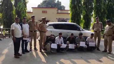 रेलवे सुरक्षा बल (आरपीएफ) पोस्ट मनकापुर ने मुखबिर की सूचना पर कार्रवाई करते हुए मनकापुर-झिलाही के बीच रेल संपत्ति चोरी करने के आरोप में पांच युवकों को गिरफ्तार किया है। वरिष्ठ अधिकारियों के निर्देश पर की गई इस कार्रवाई के दौरान उपनिरीक्षक मोहम्मद शमीम खां और उनकी टीम ने मौके से आशीष कुमार शर्मा, दीपक विश्वकर्मा, सूरज चतुर्वेदी, मोहम्मद जावेद और रहमान को हिरासत में लिया, जबकि एक आरोपी अब्दुल खान अंधेरे का फायदा उठाकर फरार हो गया। पकड़े गए आरोपियों के पास से लगभग 101 मीटर लंबी सिग्नल केबल (6 क्वाड और 12 कोर) बरामद की गई है, जिसकी अनुमानित कीमत ₹37,000 है। पूछताछ में आरोपियों ने बताया कि वे नशे और पैसों की जरूरत को पूरा करने के लिए स्विफ्ट डिजायर कार (UP43BD3096) में केबल काटकर कटर से लोड कर रहे थे। आरपीएफ ने आरोपियों के खिलाफ मामला दर्ज कर लिया है और फरार आरोपी की तलाश की जा रही है, मामले की जांच उपनिरीक्षक सत्य प्रकाश चौबे को सौंपी गई है।
#RPF #Gonda #Mankapur #RailwayCrime #CableTheft #IndianRailways #CrimeNews #RailwayProperty #LucknowDivision