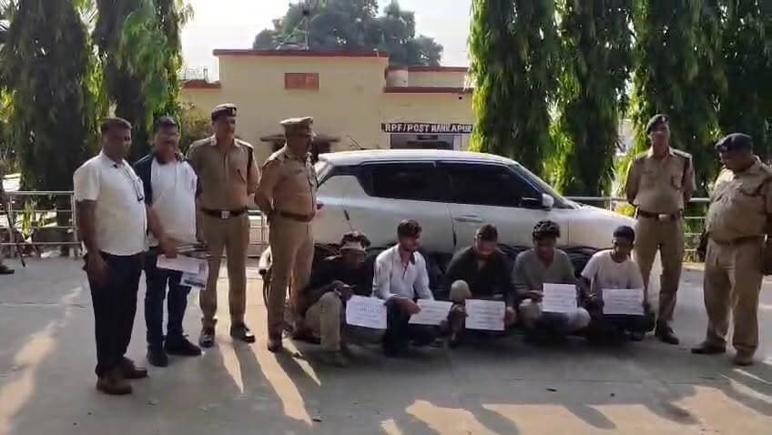 रेलवे सुरक्षा बल (आरपीएफ) पोस्ट मनकापुर ने मुखबिर की सूचना पर कार्रवाई करते हुए मनकापुर-झिलाही के बीच रेल संपत्ति चोरी करने के आरोप में पांच युवकों को गिरफ्तार किया है। वरिष्ठ अधिकारियों के निर्देश पर की गई इस कार्रवाई के दौरान उपनिरीक्षक मोहम्मद शमीम खां और उनकी टीम ने मौके से आशीष कुमार शर्मा, दीपक विश्वकर्मा, सूरज चतुर्वेदी, मोहम्मद जावेद और रहमान को हिरासत में लिया, जबकि एक आरोपी अब्दुल खान अंधेरे का फायदा उठाकर फरार हो गया। पकड़े गए आरोपियों के पास से लगभग 101 मीटर लंबी सिग्नल केबल (6 क्वाड और 12 कोर) बरामद की गई है, जिसकी अनुमानित कीमत ₹37,000 है। पूछताछ में आरोपियों ने बताया कि वे नशे और पैसों की जरूरत को पूरा करने के लिए स्विफ्ट डिजायर कार (UP43BD3096) में केबल काटकर कटर से लोड कर रहे थे। आरपीएफ ने आरोपियों के खिलाफ मामला दर्ज कर लिया है और फरार आरोपी की तलाश की जा रही है, मामले की जांच उपनिरीक्षक सत्य प्रकाश चौबे को सौंपी गई है।
#RPF #Gonda #Mankapur #RailwayCrime #CableTheft #IndianRailways #CrimeNews #RailwayProperty #LucknowDivision