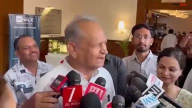 पूर्व मुख्यमंत्री अशोक गहलोत के बयानों से यह सब चाहिए हो गया कि अब वह राजस्थान की राजनीति से जाने वाले हैं और यह 100% सत्य भी है सचिन पायलट को कमान सौंप दी गई है और यह दिल्ली कांग्रेस मुख्यालय में तय हो चुका है अब यह फाइनल जाग जाए ना हो जाए इसका डर गहलोत को सता रहा है जबकि उनकी नैया डूबने वाले आज भी उनके साथ जैसे की डोड़सरा प्रमोद जैन भाया आदि अब देखना यह है क्या कुछ नया खेल कर सकते हैं या सचिन पायलट होंगे राजस्थान के कांग्रेस मुखिया
पूर्व मुख्यमंत्री अशोक गहलोत ने कांग्रेस संगठन को लेकर बड़ा बयान दिया है। उन्होंने कहा कि उनकी इच्छा कांग्रेस का राष्ट्रीय अध्यक्ष बनने की थी, लेकिन उन्हें उस पद तक पहुंचने से रोकने के लिए साजिश की गई। जबकि उस वक्त गहलोत कुर्सी से इतनी चिपके हुए थे कि उन्होंने अपने ही विधायकों से बगावत तक करवा दी थी जिसके चक्कर में कई मंत्रियों को नोटिस तक मिले थे अब कहीं के नहीं रहे तो विक्टिम कार्ड खेल रहे हैं।
#BaranNews #JusticeForNavneet #RajasthanUpdate #newsnetworkbharat #exposenewsindia #finvestfortunehomeloans #BhajanlalSharma #RajasthanNews #DhanvantariOPD #LatestNews टीम नरेश मीणा टीम वसुंधरा राजे बारां Bhajanlal Sharma टीम नरेश मीणा Ashok Gehlot Tarun Meena Baran Raj भाजपा मण्डल अटरू Sheikh Arif धनुषलीला लोकोत्सव अटरू