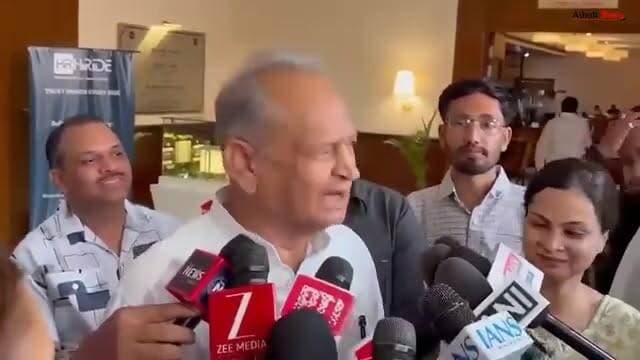 पूर्व मुख्यमंत्री अशोक गहलोत के बयानों से यह सब चाहिए हो गया कि अब वह राजस्थान की राजनीति से जाने वाले हैं और यह 100% सत्य भी है सचिन पायलट को कमान सौंप दी गई है और यह दिल्ली कांग्रेस मुख्यालय में तय हो चुका है अब यह फाइनल जाग जाए ना हो जाए इसका डर गहलोत को सता रहा है जबकि उनकी नैया डूबने वाले आज भी उनके साथ जैसे की डोड़सरा प्रमोद जैन भाया आदि अब देखना यह है क्या कुछ नया खेल कर सकते हैं या सचिन पायलट होंगे राजस्थान के कांग्रेस मुखिया
पूर्व मुख्यमंत्री अशोक गहलोत ने कांग्रेस संगठन को लेकर बड़ा बयान दिया है। उन्होंने कहा कि उनकी इच्छा कांग्रेस का राष्ट्रीय अध्यक्ष बनने की थी, लेकिन उन्हें उस पद तक पहुंचने से रोकने के लिए साजिश की गई। जबकि उस वक्त गहलोत कुर्सी से इतनी चिपके हुए थे कि उन्होंने अपने ही विधायकों से बगावत तक करवा दी थी जिसके चक्कर में कई मंत्रियों को नोटिस तक मिले थे अब कहीं के नहीं रहे तो विक्टिम कार्ड खेल रहे हैं।
#BaranNews #JusticeForNavneet #RajasthanUpdate #newsnetworkbharat #exposenewsindia #finvestfortunehomeloans #BhajanlalSharma #RajasthanNews #DhanvantariOPD #LatestNews टीम नरेश मीणा टीम वसुंधरा राजे बारां Bhajanlal Sharma टीम नरेश मीणा Ashok Gehlot Tarun Meena Baran Raj भाजपा मण्डल अटरू Sheikh Arif धनुषलीला लोकोत्सव अटरू