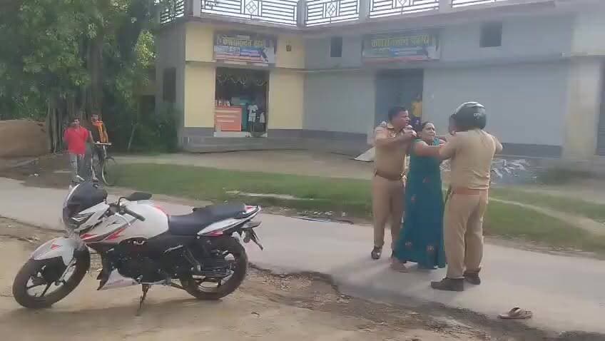 #कुशीनगर
मामला कुशीनगर जिले के कुबेरस्थान थाना के अंतर्गत किसी गांव का बताया जा रहा हैं इस वायरल वीडियो में आरोप लगाया जा रहा है बिना महिला पुलिस के वहां मौजूद पुरुष पुलिस के द्वारा महिला के साथ दुर्व्यवहार किया हैं चुकी यहां गलती दोनों पक्ष की दिख रही हैं @kushinagarpol जांच कर उचित कार्यवाही करे ।। #challengeviralpostreeltranding #CJPProtest #pageviralシ゚ #followerseveryone #viralreelsシ #challengechallengetodayaaa #viralvideoreelsfb #viralreels #fbreels #viralvideoshort #viralreelschallenge #viralpost #vairalvideo #viralvideochallenge #BlockbusterBliss #facebookviral #facebookreels #facebookpost #favor #facebookreelsviral #facebookreel #facebookvideo #favorites #FacebookPage #pageforyou #follower #followmeonfacebook #followersreels #followforfollowback #follow #instagram #instagramreels #reelschallenge #reelsviralシ #reelsvideo #realestateagent #reelsviral #reels #reelsfb #reelviral