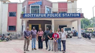 समाजहित में पुलिस और सामाजिक संगठन का समन्वय होगा और मजबूत
राष्ट्रीय मानवाधिकार एवं अपराध नियंत्रण ब्यूरो (NHRCCB) की टीम ने आज आदित्यपुर थाना प्रभारी से शिष्टाचार मुलाकात कर मानवाधिकार संरक्षण, अपराध नियंत्रण, साइबर सुरक्षा, नशा उन्मूलन एवं जनजागरूकता जैसे महत्वपूर्ण विषयों पर विस्तृत चर्चा की।
बैठक में थाना प्रभारी ने पॉक्सो (POCSO) अधिनियम, नाबालिग वाहन चालकों की रोकथाम, साइबर अपराध जागरूकता एवं मादक पदार्थों के दुष्प्रभावों पर संयुक्त रूप से जनहितकारी कार्यक्रम आयोजित करने का प्रस्ताव रखा। NHRCCB की टीम ने पुलिस प्रशासन के साथ मिलकर इन विषयों पर जागरूकता अभियान चलाने की सहमति प्रदान की।
यह पहल समाज में कानून के प्रति जागरूकता बढ़ाने, अपराध नियंत्रण को सशक्त बनाने और युवाओं को सही दिशा देने में महत्वपूर्ण भूमिका निभाएगी।
#NHRCCB #HumanRights #CrimeControl #AdityapurPolice #SeraikelaKharsawan #POCSOAwareness #CyberSafety #CyberCrimeAwareness #DrugFreeIndia #YouthAwareness #SocialService #JharkhandNews #PolicePublicPartnership #HumanRightsProtection #PublicAwareness #CommunityPolicing #CrimePrevention #PNAIndiaNews