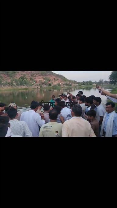 बीलबरा गांव का युवक नरवर पार्क तालाब में डूबा, दर्दनाक मौत
नरवर। नरवर थाना क्षेत्र के नया पार्क स्थित तालाब में रविवार को एक दर्दनाक हादसा हो गया। लोड़ी माता पूजन के लिए आए एक युवक की नहाने के दौरान डूबने से मौत हो गई।