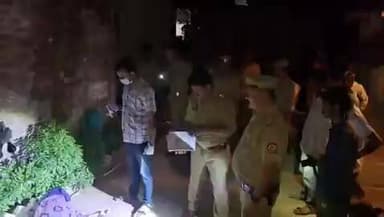 शराब के नशे में बेटे पर मां की हत्या का आरोप, बांदा में दिल दहला देने वाली घटना
पैसों के विवाद में वृद्धा की मौत, गांव में शोक और आक्रोश का माहौल
पुलिस ने मामले का संज्ञान लेकर शुरू की जांच, आरोपी पर कार्रवाई की प्रक्रिया तेज
✒️रिपोर्ट राजेश सिंह बाँदा
उत्तर प्रदेश के बांदा जनपद से रिश्तों को झकझोर देने वाली एक दर्दनाक घटना सामने आई है। कोतवाली देहात क्षेत्र के गुरेह गांव में एक वृद्ध महिला की मौत के मामले में उसके ही बेटे पर गंभीर आरोप लगे हैं। प्रारंभिक जानकारी के अनुसार, शराब के नशे में धुत पुत्र ने कथित रूप से पैसों के विवाद के दौरान अपनी मां के साथ मारपीट की, जिसके बाद उनकी मौत हो गई। घटना के बाद पूरे क्षेत्र में शोक और आक्रोश का माहौल है। पुलिस मामले की जांच में जुट गई है।
पैसों के विवाद ने लिया खौफनाक रूप
जानकारी के अनुसार, गुरेह गांव निवासी वृद्ध महिला रामरती अपने घर पर थीं। आरोप है कि उनका पुत्र पप्पू शराब के नशे में घर पहुंचा और पैसों की मांग करने लगा। इसी दौरान विवाद बढ़ गया।
स्थानीय लोगों के मुताबिक, विवाद इतना बढ़ा कि आरोपी ने अपनी मां को धक्का देकर फूलों की क्यारी में पटक दिया। घटना में वृद्धा गंभीर रूप से घायल हो गईं और मौके पर ही उनकी मृत्यु हो गई।
घटना के बाद गांव में मचा हड़कंप
मां की मौत की खबर फैलते ही गांव में हड़कंप मच गया। बड़ी संख्या में ग्रामीण मौके पर पहुंच गए। लोगों ने घटना पर गहरा दुख व्यक्त करते हुए आरोपी के खिलाफ सख्त कार्रवाई की मांग की।
ग्रामीणों का कहना है कि नशे की लत कई परिवारों को बर्बाद कर रही है और इस प्रकार की घटनाएं समाज के लिए गंभीर चेतावनी हैं।
पुलिस जांच में जुटी
घटना की सूचना मिलते ही पुलिस मौके पर पहुंची और आवश्यक कानूनी कार्रवाई शुरू की। मामले को गंभीरता से लेते हुए पुलिस अधिकारियों ने घटनास्थल का निरीक्षण किया।
सहायक पुलिस अधीक्षक/क्षेत्राधिकारी नगर द्वारा मामले में जानकारी साझा की गई है। पुलिस का कहना है कि सभी तथ्यों की जांच की जा रही है और उपलब्ध साक्ष्यों के आधार पर आगे की विधिक कार्रवाई की जाएगी।
वायरल फैक्ट
घटना से संबंधित जानकारी और पुलिस की वीडियो बाइट सोशल मीडिया पर तेजी से वायरल हो रही है। लोग इस घटना को पारिवारिक मूल्यों के क्षरण और नशे के दुष्परिणामों से जोड़कर देख रहे हैं। कई सामाजिक संगठनों ने भी मामले पर चिंता व्यक्त की है।
बांदा की यह घटना केवल एक आपराधिक मामला नहीं बल्कि समाज के सामने खड़े कई गंभीर प्रश्नों को भी उजागर करती है। नशे की प्रवृत्ति, पारिवारिक तनाव और बुजुर्गों के प्रति बढ़ती असंवेदनशीलता जैसी चुनौतियों पर गंभीर चिंतन की आवश्यकता है। अब सभी की निगाहें पुलिस जांच और न्यायिक प्रक्रिया पर टिकी हैं।
ND NEWS की अपील
🔹 बुजुर्गों का सम्मान और संरक्षण प्रत्येक परिवार की जिम्मेदारी है।
🔹 नशे की लत परिवार और समाज दोनों को नुकसान पहुंचाती है, इससे दूर रहें।
🔹 पारिवारिक विवादों का समाधान संवाद और कानूनी माध्यमों से करें।
🔹 किसी भी प्रकार की घरेलू हिंसा की जानकारी तत्काल पुलिस या संबंधित अधिकारियों को दें।
🔹 प्रशासन ग्रामीण क्षेत्रों में नशा मुक्ति और पारिवारिक जागरूकता अभियान को और मजबूत करे।
ND NEWS का संदेश:
"माता-पिता हमारे जीवन की सबसे बड़ी पूंजी हैं। उनका सम्मान और सुरक्षा ही एक सभ्य समाज की पहचान है।"
👇👇
#NDNews #दैनिकनिष्पक्षधारा #BandaNews #BandaPolice #UPPolice #BreakingNews #CrimeNews #DomesticViolence #ElderSafety #NashaMukti #GurehVillage #NDNewsChannel #UttarPradesh
👇👇
@PMOIndia
@HMOIndia
@mygovindia
@myogiadityanath
@UPGovt
@Uppolice
@dgpup
@bandapolice
@DMBanda
@ADGZonPrayagraj
👇👇
🟥 ND NEWS | दैनिक निष्पक्ष धारा
मुख्य संपादक / संस्थापक: राजन सिंह हाड़ा
सह-संपादक: शालिनी सिंह भदौरिया
✒️ रिपोर्ट : राजेश सिंह बाँदा
📍 कार्यालय-3: U158, हीरा स्वीट्स के पास, विकास मार्ग, लक्ष्मी नगर, पूर्वी दिल्ली, पिन कोड – (110092) (NCR)
📍 कार्यालय-2: विधानसभा रोड, बर्लिंगटन चौराहा, लखनऊ (226001) (UP)
📍 कार्यालय-1: 1/1 अटल बिहारी चौराहा, नियर बर्मा चौराहा, फतेहपुर (212601) (UP)
📅 दिनांक: 08 जून 2026
📆 दिन: सोमवार
📧 Email: ndnewschannel@gmail.com
📞 मोबाइल: 9696119696
👇👇
नोट: यह समाचार उपलब्ध प्रारंभिक जानकारी और पुलिस सूत्रों के आधार पर तैयार किया गया है। मामले की जांच जारी है। अंतिम निष्कर्ष पुलिस विवेचना और न्यायिक प्रक्रिया के बाद ही स्पष्ट होंगे।