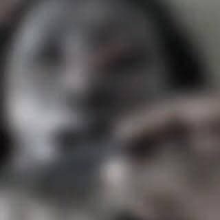 प्रयागराज में रिश्तों को शर्मसार करने का आरोप, 14 वर्षीय बच्ची ने चाचा पर लगाए गंभीर आरोप
माता-पिता की मौत के बाद संरक्षण देने वाले रिश्तेदार पर शोषण और तेजाब डालने का आरोप
5 दिन बाद होश में आई पीड़िता ने सुनाई आपबीती, निष्पक्ष जांच की मांग तेज
रिपोर्ट सुनील यादव/राजेश सोनकर
उत्तर प्रदेश के प्रयागराज से एक बेहद संवेदनशील और चिंताजनक मामला सामने आया है। एक 14 वर्षीय किशोरी ने आरोप लगाया है कि माता-पिता की मृत्यु के बाद उसके साथ रह रहे चाचा ने लंबे समय तक उसका शोषण किया। पीड़िता का यह भी आरोप है कि विरोध करने पर उस पर तेजाब डालकर हमला किया गया। बतादे 29 मई की घटना में, जब पीड़िता ने शोषण का विरोध किया, तो उस पर मिट्टी का तेल डालकर जला दिया गया,इसके 5 दिन तक अस्पताल में जिंदगी और मौत के बीच संघर्ष करने के बाद उसे होश आया और उसने अपनी आपबीती बताई
बताया जा रहा है कि घटना के बाद बच्ची कई दिनों तक अस्पताल में भर्ती रही और होश में आने के बाद उसने अपनी आपबीती बताई। मामले ने क्षेत्र में गंभीर चिंता और आक्रोश पैदा कर दिया है।
संरक्षक पर ही गंभीर आरोप
प्राप्त जानकारी के अनुसार, पीड़िता ने आरोप लगाया है कि माता-पिता की मृत्यु के बाद वह अपने चाचा के संरक्षण में रह रही थी। इसी दौरान कथित रूप से उसके साथ लंबे समय तक उत्पीड़न किया गया।
किशोरी का कहना है कि जब उसने इसका विरोध किया, तो उस पर तेजाब डालकर हमला किया गया, जिससे वह गंभीर रूप से झुलस गई। घटना के बाद उसे अस्पताल में भर्ती कराया गया।
पांच दिन बाद होश में आई पीड़िता
सूत्रों के अनुसार, पीड़िता कई दिनों तक उपचाराधीन रही। होश में आने के बाद उसने चिकित्सकों और संबंधित अधिकारियों के समक्ष अपनी आपबीती बताई।
मामले की गंभीरता को देखते हुए संबंधित एजेंसियों द्वारा तथ्यों की जांच की जा रही है। पीड़िता के बयान को जांच का महत्वपूर्ण आधार माना जा रहा है।
निष्पक्ष जांच और कार्रवाई की मांग
घटना सामने आने के बाद सामाजिक संगठनों और स्थानीय लोगों ने मामले की निष्पक्ष जांच तथा दोषियों के खिलाफ कठोर कार्रवाई की मांग की है। बाल अधिकारों और महिला सुरक्षा से जुड़े मुद्दों को लेकर भी व्यापक चर्चा शुरू हो गई है।
पुलिस और प्रशासनिक अधिकारियों से अपेक्षा की जा रही है कि मामले की संवेदनशीलता को ध्यान में रखते हुए त्वरित और निष्पक्ष कार्रवाई सुनिश्चित की जाए।
वायरल फैक्ट
सोशल मीडिया पर घटना को लेकर व्यापक प्रतिक्रिया देखने को मिल रही है। लोग पीड़िता को न्याय दिलाने और महिलाओं एवं बच्चों की सुरक्षा को लेकर सख्त कदम उठाने की मांग कर रहे हैं। हालांकि मामले से जुड़ी सभी परिस्थितियों की पुष्टि आधिकारिक जांच के बाद ही स्पष्ट हो सकेगी।
प्रयागराज का यह मामला समाज को झकझोर देने वाला है। यदि आरोप सही पाए जाते हैं तो यह न केवल कानून बल्कि सामाजिक और नैतिक मूल्यों पर भी गंभीर प्रश्न खड़े करता है। फिलहाल सभी की निगाहें जांच और प्रशासनिक कार्रवाई पर टिकी हैं। पीड़िता को न्याय और सुरक्षा दिलाना प्रशासन की प्राथमिक जिम्मेदारी होगी।
ND NEWS की अपील
🔹 बच्चों और महिलाओं की सुरक्षा को सर्वोच्च प्राथमिकता दी जाए।
🔹 किसी भी प्रकार के उत्पीड़न की जानकारी तुरंत पुलिस और संबंधित अधिकारियों को दें।
संदेश:"एक सुरक्षित समाज वही है जहां बच्चे और महिलाएं भयमुक्त जीवन जी सकें। अन्याय के खिलाफ आवाज उठाना हम सभी की सामूहिक जिम्मेदारी है।"
👇👇
#NDNews #Prayagraj #ChildSafety #WomenSafety #JusticeForVictim #UPPolice #BreakingNews #CrimeNews #PrayagrajNews #ChildProtection
👇👇
@dgpup
@UPGovt
@RSSorg
@Uppolice
@wpl1090
@RSSgeet
@MIB_India
@PMOIndia
@HMOIndia
@VHPDigital
@CMOUP_RC
@myogioffice
@InfoDeptUP
@CMOfficeUP
@ChiefSecyUP
@MahantYogiG
@ChiefSecyUP
@BajrangDalOrg
@myogiadityanath
@112UttarPradesh
@UPPViralCheck
@UpPolicemitra
@prayagraj_pol
@ADGZonPrayagraj
@DM_PRAYAGRAJ
@CommissionerPrg
@NigamPrayagraj
@Prayagraj_TP
@PROdefprayagraj
👇👇
🟥 ND NEWS | दैनिक निष्पक्ष धारा
मुख्य संपादक / संस्थापक: राजन सिंह हाड़ा
📍 कार्यालय-3: U158, हीरा स्वीट्स के पास, विकास मार्ग, लक्ष्मी नगर,पूर्वी दिल्ली, 110092 (NCR)
📍 कार्यालय-2: विधानसभा रोड,बर्लिंगटन चौराहा, लखनऊ (226001) (UP)
📍 कार्यालय-1: 1/1अटल बिहारी चौराहा,नियर बर्मा चौराहा,फतेहपुर (212601) (UP)
📅 दिनांक: 08 जून 2026
📆 दिन: सोमवार
📧 Email: ndnewschannel@gmail.com
📞 मोबाइल: 9696119696
👇👇
नोट: यह समाचार उपलब्ध प्रारंभिक सूचनाओं और लगाए गए आरोपों पर आधारित है।मामले की जांच जारी है।अंतिम निष्कर्ष संबंधित जांच एजेंसियों और न्यायिक प्रक्रिया के बाद ही स्पष्ट होंगे।