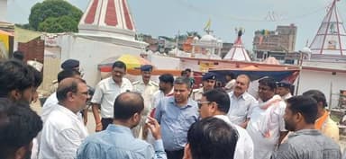 सिंहेश्वर धाम के समग्र विकास एवं पर्यटन सुविधाओं के विस्तार को लेकर जिलाधिकारी ने किया स्थलीय निरीक्षण*
मधेपुरा/सिंहेश्वर : जिले के प्रमुख धार्मिक एवं पर्यटन स्थल देवाधिदेव महादेव मंदिर, सिंहेश्वर धाम के समग्र विकास, सौंदर्यीकरण एवं पर्यटन सुविधाओं के विस्तार हेतु प्रस्तावित एवं प्रगतिशील योजनाओं का जिला पदाधिकारी श्री अभिषेक रंजन द्वारा विस्तृत स्थलीय निरीक्षण एवं समीक्षा की गई। इस दौरान पर्यटन विभाग के अधिकारियों एवं तकनीकी कर्मियों ने विभिन्न योजनाओं के नक्शे एवं प्रस्तावों की जानकारी जिलाधिकारी को दी।
निरीक्षण के क्रम में जिलाधिकारी ने मंदिर परिसर, बाईपास मार्ग, पार्किंग क्षेत्र, शिवगंगा पोखर, प्रस्तावित धर्मशाला, मार्केट कॉम्प्लेक्स, फूड कोर्ट, मंडप निर्माण स्थल एवं अन्य विकास कार्यों का जायजा लिया। उन्होंने मंदिर के निकट स्थित अनुपयुक्त शौचालय को हटाने, गर्भगृह से निकलने वाले पवित्र नीर के सुचारु निकास हेतु पूर्व निर्मित चैंबर एवं पाइपलाइन की मरम्मत अथवा प्रतिस्थापन कराने तथा मंदिर परिसर एवं आसपास के क्षेत्रों में स्वच्छता बनाए रखने के निर्देश दिए।
जिलाधिकारी ने स्पष्ट किया कि पार्किंग क्षेत्र का विस्तार इस प्रकार नहीं किया जाए जिससे मेला क्षेत्र प्रभावित हो। पार्किंग परिसर में ही यात्रियों एवं वाहन चालकों की सुविधा हेतु शौचालय निर्माण कराने का निर्देश दिया गया। फूड कोर्ट, धर्मशाला एवं मार्केट कॉम्प्लेक्स के निर्माण कार्यों में तेजी लाने तथा आवश्यक भूमि की घेराबंदी, विद्युत पोलों के स्थानांतरण एवं अतिक्रमण हटाने की प्रक्रिया शीघ्र पूर्ण करने को कहा गया।
उन्होंने शिवगंगा पोखर के सौंदर्यीकरण कार्य के लिए विस्तृत प्रस्तुतीकरण तैयार करने तथा प्रस्तावित प्रवेश द्वार, गोलंबर, बैरिकेडिंग पर शेड एवं अन्य जनसुविधा संबंधी कार्यों को प्राथमिकता के आधार पर क्रियान्वित करने का निर्देश दिया। साथ ही न्यास की भूमि को अतिक्रमण से मुक्त कराने एवं उसकी सुरक्षा सुनिश्चित करने पर भी बल दिया।
जिलाधिकारी ने कहा कि सिंहेश्वर धाम को एक विकसित धार्मिक एवं पर्यटन केंद्र के रूप में स्थापित करने के लिए सभी विभाग समन्वित रूप से कार्य करें, ताकि श्रद्धालुओं एवं पर्यटकों को बेहतर सुविधाएं उपलब्ध कराई जा सकें।
निरीक्षण के दौरान संबंधित विभागों के पदाधिकारी, पर्यटन विभाग के प्रतिनिधि, मंदिर न्यास समिति के सदस्य एवं अन्य गणमान्य व्यक्ति उपस्थित रहे।
#Newskosisanchar11 #deshhitsamachar11 #wesupportroshansir #gorakhpurinsidetv #viralreelschallenge #todaybestphotochallenge @highlight
