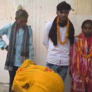 फाल्गुन गिरि मंदिर में प्रेमी युगल ने रचाई शादी
दोनों परिवारों की सहमति से हुआ विवाह, परिजनों ने दिया आशीर्वाद
किशनपुर क्षेत्र में प्रेम विवाह बना चर्चा का विषय
✒️रिपोर्ट सहयोगी सूत्र किशनपुर
फतेहपुर जनपद के किशनपुर कस्बे स्थित ऐतिहासिक फाल्गुन गिरि मंदिर में रविवार को एक प्रेमी युगल ने दोनों परिवारों की सहमति और मौजूदगी में हिंदू रीति-रिवाज से विवाह कर लिया। विवाह समारोह में परिजन, ग्राम प्रधान और क्षेत्र के सम्मानित लोग मौजूद रहे। इस प्रेम विवाह को लेकर क्षेत्र में चर्चा का माहौल है, वहीं दोनों परिवारों ने नवदंपति को सुखद वैवाहिक जीवन का आशीर्वाद दिया।
प्रेम संबंध को मिली पारिवारिक स्वीकृति
जानकारी के अनुसार किशनपुर थाना क्षेत्र के धाने मजरा गढ़ा निवासी आशीष कुमार पुत्र मुन्ना निषाद का क्षेत्र के ही भीखमपुर मजरा कछरा गांव निवासी सीता देवी पुत्री बालकृष्ण दास के साथ लंबे समय से प्रेम संबंध था। दोनों के रिश्ते की जानकारी परिवारों को हाल ही में हुई।
परिजनों के बीच आपसी बातचीत और सहमति बनने के बाद दोनों पक्षों ने विवाह कराने का निर्णय लिया। रविवार दोपहर सभी लोग किशनपुर कस्बे स्थित फाल्गुन गिरि मंदिर पहुंचे, जहां धार्मिक विधि-विधान के साथ विवाह संपन्न कराया गया।
जयमाला और सिंदूरदान के साथ निभाने का लिया संकल्प
मंदिर परिसर में आयोजित सादगीपूर्ण समारोह में दोनों ने एक-दूसरे को वरमाला पहनाई। इसके बाद आशीष कुमार ने सीता देवी की मांग में सिंदूर भरकर वैवाहिक जीवन की शुरुआत की।
विवाह के दौरान दोनों ने जीवनभर साथ निभाने और सुख-दुख में एक-दूसरे का सहयोग करने का संकल्प लिया। समारोह में मौजूद परिजनों और ग्रामीणों ने नवविवाहित जोड़े को शुभकामनाएं दीं।
ग्राम प्रधानों सहित गणमान्य लोग रहे मौजूद
विवाह समारोह में कछरा ग्राम प्रधान वीरभान सिंह, गाजीपुर ग्राम प्रधान गोवर्धन निषाद, उमेश निषाद सहित क्षेत्र के अनेक सम्मानित नागरिक मौजूद रहे। सभी ने नवदंपति को आशीर्वाद देते हुए उनके उज्ज्वल भविष्य की कामना की।
स्थानीय लोगों का कहना है कि परिवारों की सहमति और सामाजिक समर्थन के साथ संपन्न हुआ यह विवाह समाज में आपसी संवाद और सौहार्द का सकारात्मक संदेश देता है।
वायरल फैक्ट
दोनों परिवारों की मौजूदगी में मंदिर परिसर में संपन्न हुआ यह प्रेम विवाह क्षेत्र में चर्चा का विषय बना हुआ है। ग्रामीणों ने इसे सामाजिक समरसता और पारिवारिक सहमति का उदाहरण बताया है। विवाह की तस्वीरें और जानकारी स्थानीय स्तर पर तेजी से साझा की जा रही हैं।
किशनपुर के फाल्गुन गिरि मंदिर में संपन्न हुआ यह विवाह दर्शाता है कि संवाद, आपसी समझ और परिवारों की सहमति से सामाजिक संबंधों को सकारात्मक दिशा दी जा सकती है। नवदंपति के जीवन की नई शुरुआत को लेकर परिजनों और शुभचिंतकों में उत्साह का माहौल है।
ND NEWS की अपील
🔹 विवाह जैसे महत्वपूर्ण निर्णय आपसी सहमति और कानूनी प्रक्रिया के तहत ही लिए जाएं।
🔹 परिवारों के बीच संवाद और समझदारी सामाजिक सौहार्द को मजबूत बनाती है।
🔹 युवाओं को जीवन के महत्वपूर्ण निर्णयों में परिवार और समाज का सम्मान बनाए रखना चाहिए।
🔹 समाज में प्रेम, सम्मान और पारस्परिक विश्वास की भावना को बढ़ावा दिया जाए।
🔹 प्रशासन एवं सामाजिक संस्थाएं वैवाहिक विवादों के समाधान में सकारात्मक भूमिका निभाएं।
NDNEWS का संदेश:
"आपसी सम्मान,विश्वास और परिवारों की सहमति से बना रिश्ता समाज में सकारात्मक परिवर्तन और सामाजिक समरसता का संदेश देता है।"
👇👇👇
#NDNews #दैनिकनिष्पक्षधारा #Fatehpur #Kishanpur #LoveMarriage #PhalgunGiriMandir #Vijayipur #FatehpurNews #NDNewsChannel #SocialHarmony #MarriageNews #UttarPradesh
👇👇👇
@dgpup
@RSSorg
@UPGovt
@wpl1090
@RSSgeet
@Uppolice
@MIB_India
@PMOIndia
@HMOIndia
@abmanglik
@VHPDigital
@igrangealld
@myogioffice
@InfoDeptUP
@dmfatehpur
@sdmsadarftp
@CMOfficeUP
@CMOUP_RC
@ChiefSecyUP
@ChiefSecyUP
@MahantYogiG
@FatehpurSdm
@fatehpurpolice
@BajrangDalOrg
@112UttarPradesh
@myogiadityanath
@CommissionerPrg
@ADGZonPrayagraj
👇👇
🟥 NDNEWS | दैनिक निष्पक्ष धारा
मुख्य संपादक/संस्थापक:राजन सिंह हाड़ा
📍कार्यालय-3: U158,हीरा स्वीट्स के पास,विकास मार्ग,लक्ष्मी नगर,पूर्वी दिल्ली,(110092) (NCR)
📍कार्यालय-2:विधानसभा रोड,बर्लिंगटन चौराहा,लखनऊ (226001) (UP)
📍कार्यालय-1:1/1अटल बिहारी चौराहा,नियर बर्मा चौराहा,फतेहपुर (212601) (UP)
📅 दिनांक:08 जून 2026
📆 दिन:सोमवार
📧 Email: ndnewschannel@gmail.com
📞मोबाइल:9696119696
👇👇
नोट:यह समाचार स्थानीय स्रोतों एवं उपलब्ध जानकारी के आधार पर तैयार किया गया है।समाचार का उद्देश्य तथ्यात्मक जानकारी प्रदान करना है।
