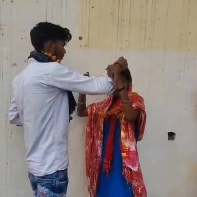 फाल्गुन गिरि मंदिर में प्रेमी युगल ने रचाई शादी
दोनों परिवारों की सहमति से हुआ विवाह, परिजनों ने दिया आशीर्वाद
किशनपुर क्षेत्र में प्रेम विवाह बना चर्चा का विषय
✒️रिपोर्ट सहयोगी सूत्र किशनपुर
फतेहपुर जनपद के किशनपुर कस्बे स्थित ऐतिहासिक फाल्गुन गिरि मंदिर में रविवार को एक प्रेमी युगल ने दोनों परिवारों की सहमति और मौजूदगी में हिंदू रीति-रिवाज से विवाह कर लिया। विवाह समारोह में परिजन, ग्राम प्रधान और क्षेत्र के सम्मानित लोग मौजूद रहे। इस प्रेम विवाह को लेकर क्षेत्र में चर्चा का माहौल है, वहीं दोनों परिवारों ने नवदंपति को सुखद वैवाहिक जीवन का आशीर्वाद दिया।
प्रेम संबंध को मिली पारिवारिक स्वीकृति
जानकारी के अनुसार किशनपुर थाना क्षेत्र के धाने मजरा गढ़ा निवासी आशीष कुमार पुत्र मुन्ना निषाद का क्षेत्र के ही भीखमपुर मजरा कछरा गांव निवासी सीता देवी पुत्री बालकृष्ण दास के साथ लंबे समय से प्रेम संबंध था। दोनों के रिश्ते की जानकारी परिवारों को हाल ही में हुई।
परिजनों के बीच आपसी बातचीत और सहमति बनने के बाद दोनों पक्षों ने विवाह कराने का निर्णय लिया। रविवार दोपहर सभी लोग किशनपुर कस्बे स्थित फाल्गुन गिरि मंदिर पहुंचे, जहां धार्मिक विधि-विधान के साथ विवाह संपन्न कराया गया।
जयमाला और सिंदूरदान के साथ निभाने का लिया संकल्प
मंदिर परिसर में आयोजित सादगीपूर्ण समारोह में दोनों ने एक-दूसरे को वरमाला पहनाई। इसके बाद आशीष कुमार ने सीता देवी की मांग में सिंदूर भरकर वैवाहिक जीवन की शुरुआत की।
विवाह के दौरान दोनों ने जीवनभर साथ निभाने और सुख-दुख में एक-दूसरे का सहयोग करने का संकल्प लिया। समारोह में मौजूद परिजनों और ग्रामीणों ने नवविवाहित जोड़े को शुभकामनाएं दीं।
ग्राम प्रधानों सहित गणमान्य लोग रहे मौजूद
विवाह समारोह में कछरा ग्राम प्रधान वीरभान सिंह, गाजीपुर ग्राम प्रधान गोवर्धन निषाद, उमेश निषाद सहित क्षेत्र के अनेक सम्मानित नागरिक मौजूद रहे। सभी ने नवदंपति को आशीर्वाद देते हुए उनके उज्ज्वल भविष्य की कामना की।
स्थानीय लोगों का कहना है कि परिवारों की सहमति और सामाजिक समर्थन के साथ संपन्न हुआ यह विवाह समाज में आपसी संवाद और सौहार्द का सकारात्मक संदेश देता है।
वायरल फैक्ट
दोनों परिवारों की मौजूदगी में मंदिर परिसर में संपन्न हुआ यह प्रेम विवाह क्षेत्र में चर्चा का विषय बना हुआ है। ग्रामीणों ने इसे सामाजिक समरसता और पारिवारिक सहमति का उदाहरण बताया है। विवाह की तस्वीरें और जानकारी स्थानीय स्तर पर तेजी से साझा की जा रही हैं।
किशनपुर के फाल्गुन गिरि मंदिर में संपन्न हुआ यह विवाह दर्शाता है कि संवाद, आपसी समझ और परिवारों की सहमति से सामाजिक संबंधों को सकारात्मक दिशा दी जा सकती है। नवदंपति के जीवन की नई शुरुआत को लेकर परिजनों और शुभचिंतकों में उत्साह का माहौल है।
ND NEWS की अपील
🔹 विवाह जैसे महत्वपूर्ण निर्णय आपसी सहमति और कानूनी प्रक्रिया के तहत ही लिए जाएं।
🔹 परिवारों के बीच संवाद और समझदारी सामाजिक सौहार्द को मजबूत बनाती है।
🔹 युवाओं को जीवन के महत्वपूर्ण निर्णयों में परिवार और समाज का सम्मान बनाए रखना चाहिए।
🔹 समाज में प्रेम, सम्मान और पारस्परिक विश्वास की भावना को बढ़ावा दिया जाए।
🔹 प्रशासन एवं सामाजिक संस्थाएं वैवाहिक विवादों के समाधान में सकारात्मक भूमिका निभाएं।
NDNEWS का संदेश:
"आपसी सम्मान,विश्वास और परिवारों की सहमति से बना रिश्ता समाज में सकारात्मक परिवर्तन और सामाजिक समरसता का संदेश देता है।"
👇👇👇
#NDNews #दैनिकनिष्पक्षधारा #Fatehpur #Kishanpur #LoveMarriage #PhalgunGiriMandir #Vijayipur #FatehpurNews #NDNewsChannel #SocialHarmony #MarriageNews #UttarPradesh
👇👇👇
@dgpup
@RSSorg
@UPGovt
@wpl1090
@RSSgeet
@Uppolice
@MIB_India
@PMOIndia
@HMOIndia
@abmanglik
@VHPDigital
@igrangealld
@myogioffice
@InfoDeptUP
@dmfatehpur
@sdmsadarftp
@CMOfficeUP
@CMOUP_RC
@ChiefSecyUP
@ChiefSecyUP
@MahantYogiG
@FatehpurSdm
@fatehpurpolice
@BajrangDalOrg
@112UttarPradesh
@myogiadityanath
@CommissionerPrg
@ADGZonPrayagraj
👇👇
🟥 NDNEWS | दैनिक निष्पक्ष धारा
मुख्य संपादक/संस्थापक:राजन सिंह हाड़ा
📍कार्यालय-3: U158,हीरा स्वीट्स के पास,विकास मार्ग,लक्ष्मी नगर,पूर्वी दिल्ली,(110092) (NCR)
📍कार्यालय-2:विधानसभा रोड,बर्लिंगटन चौराहा,लखनऊ (226001) (UP)
📍कार्यालय-1:1/1अटल बिहारी चौराहा,नियर बर्मा चौराहा,फतेहपुर (212601) (UP)
📅 दिनांक:08 जून 2026
📆 दिन:सोमवार
📧 Email: ndnewschannel@gmail.com
📞मोबाइल:9696119696
👇👇
नोट:यह समाचार स्थानीय स्रोतों एवं उपलब्ध जानकारी के आधार पर तैयार किया गया है।समाचार का उद्देश्य तथ्यात्मक जानकारी प्रदान करना है।
