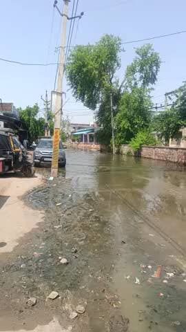 badi me samudra feeling lete huye sadk par varsat pani