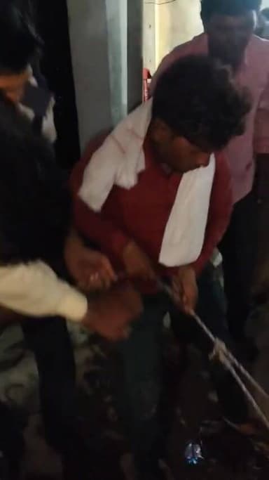 हमीरपुर में नाले में फंसे बेजुबान गाय के बछड़े के लिए देवदूत बनी यातायात पुलिस
पुलिस का मानवीय चेहरा, रेस्क्यू कर समय रहते बचाई बेजुबान की जान
ड्यूटी के साथ निभाया इंसानियत का फर्ज, पुकार सुनकर दौड़ी पुलिस
यातायात पुलिसकर्मी नवनीत मिश्रा, टीम और स्थानीय लोगों ने मौत के मुंह से निकाला बछड़ा, टला हादसा
नाले में जिंदगी और मौत से जूझ रहा था बछड़ा,
यातायात पुलिस की तत्परता से सुरक्षित निकाला गया बाहर
वर्दी में दिखी संवेदनशीलता, बेजुबान बछड़े को मिला नया जीवन
मामला कोतवाली राठ कस्बा स्थित अंबेडकर चौराहे का।