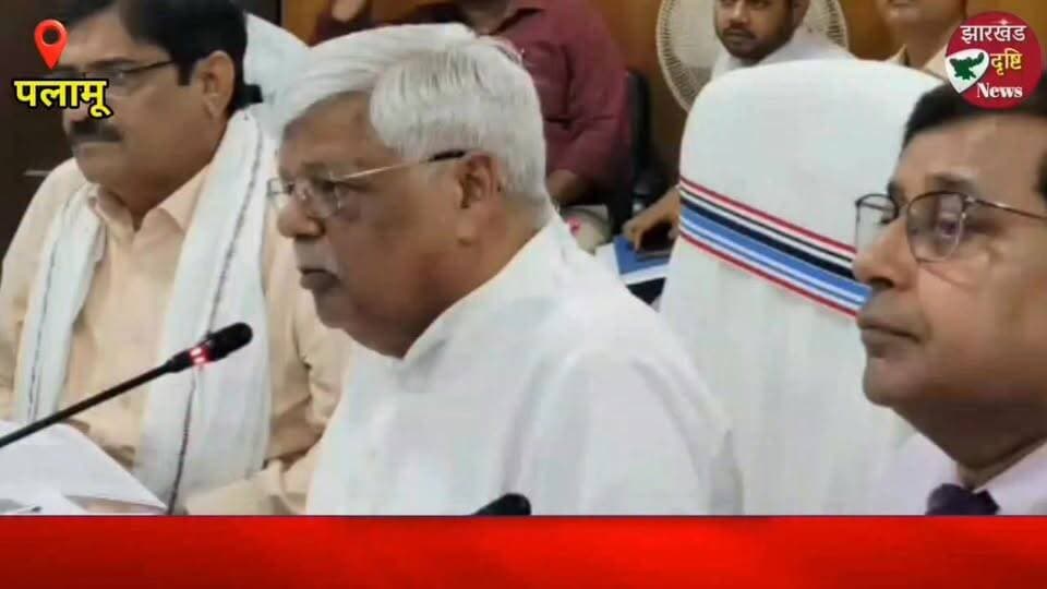 अब गांव-गांव पहुंचेगा तेज इंटरनेट: पलामू के 106 गांव 4G नेटवर्क से जुड़े, 14 नए टावर भी लगेंगे
पलामू संसदीय क्षेत्र के 106 गांव अब 4G मोबाइल नेटवर्क से जुड़ चुके हैं। सांसद वीडी राम ने बताया कि डिजिटल भारत निधि (DBN) परियोजना के तहत बीएसएनएल द्वारा 66 मोबाइल टावर चालू किए जा चुके हैं। वहीं, नेटवर्क से वंचित क्षेत्रों को जोड़ने के लिए 14 नए मोबाइल टावर लगाए जाएंगे।
मार्च 2027 तक सभी प्रस्तावित टावरों के चालू होने की उम्मीद है, जिससे ग्रामीण और दुर्गम क्षेत्रों में मोबाइल कनेक्टिविटी बेहतर होगी। इस पहल से शिक्षा, स्वास्थ्य, ई-गवर्नेंस, रोजगार और किसानों को डिजिटल सेवाओं का लाभ मिलेगा।
वीडियो को लाइक, शेयर और चैनल को सब्सक्राइब करना न भूलें।
#JharkhandDrishtiNews #Palamu #Garhwa #4GNetwork #BSNL #DigitalIndia #VDRam #MobileTower #InternetConnectivity #RuralDevelopment #DigitalConnectivity #JharkhandNews #BreakingNews #TechNews #IndiaDigital