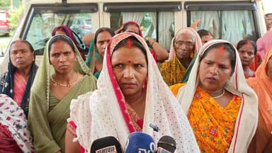 लरेवा गांव में महिलाओं का प्रदर्शन, शराब की दुकान हटाने की मांग
#लरेवा_गांव #महिला_आंदोलन #शराब_दुकान_विवाद