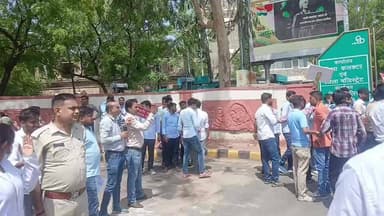 लगातार 5 वें दिन भी #अजमेर के JLN #अस्पताल के संविदा नर्सिंग कर्मियों का धरना जारी,मानव श्रृंखला बनाकर जिला कलेक्ट्री के लिए कूच....🛑
#MarudharaToday #News #Today #Ajmer #nursing #Live
