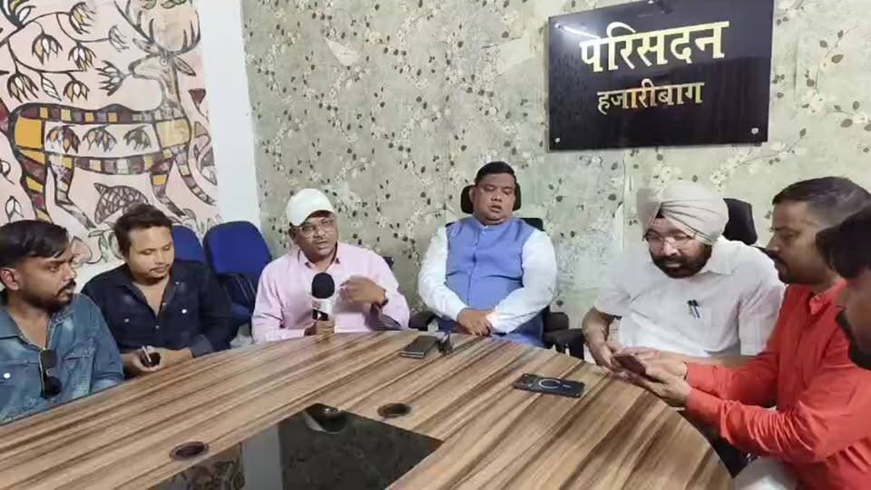 हजारीबाग ट्रिपल मर्डर मामले में अल्पसंख्यक आयोग की टीम पहुंची हजारीबाग, क्या होने वाला है खास कब उठेगा पर्दा
@highlight
Hemant Soren Manish Jaiswal डॉ आरसी मेहता
#जस्टिस
#justice #JusticeForVictims
#JusticeMatters
#triplemurder
#murder
#murdermystry