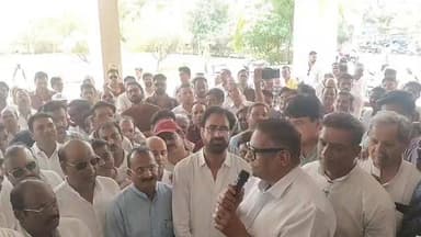 अशोकनगर में आज विभिन्न जैन संगठनों एवं समाज के प्रतिनिधियों ने मुख्यमंत्री डॉ. मोहन यादव के नाम अपर कलेक्टर डी.एन. सिंह एवं एएसपी गजेंद्र सिंह को ज्ञापन सौंपकर जैन संतों की सुरक्षा सुनिश्चित करने तथा सोशल मीडिया पर साधु-संतों के खिलाफ अभद्र एवं भ्रामक टिप्पणियां करने वाले असामाजिक तत्वों पर कठोर कार्रवाई की मांग की। समाजजनों ने बताया कि हाल के वर्षों में कुछ तत्व सोशल मीडिया के माध्यम से जैन संतों के विरुद्ध दुष्प्रचार कर धार्मिक भावनाओं को आहत करने का प्रयास कर रहे हैं। ज्ञापन में मांग की गई कि ऐसे आरोपियों के पूरे नेटवर्क का खुलासा कर उन्हें कड़ी सजा दिलाई जाए तथा प्रदेश में भ्रमणरत जैन संतों की सुरक्षा के लिए प्रभावी व्यवस्था की जाए।🧾🧑💼👮
SP Ashoknagar - M.P. Collector Ashok Nagar PRO Ashok Nagar
#JainSamaj #SecurityForSaints #AshoknagarNews #SocialMedia #DrMohanYadav
