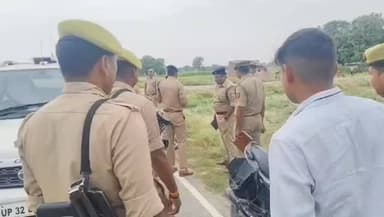 विद्युत लाइनमैन की संदिग्ध परिस्थितियों में हत्या, जांच में जुटी पुलिस
कौशाम्बी। चरवा थाना क्षेत्र में एक विद्युत लाइनमैन की हत्या से इलाके में सनसनी फैल गई। मृतक की पहचान राजकुमार उर्फ राजू (30) पुत्र देवीदीन निवासी क्षेत्रीय गांव के रूप में हुई है, जो अमनी लोकीपुर विद्युत उपकेंद्र में लाइनमैन के पद पर कार्यरत था।
परिजनों के अनुसार राजकुमार सोमवार सुबह करीब 10 बजे घर से ड्यूटी के लिए उपकेंद्र जाने की बात कहकर निकला था। बाद में उसकी हत्या की सूचना मिलने से परिवार में कोहराम मच गया।
घटना की जानकारी पर पुलिस मौके पर पहुंची और जांच शुरू कर दी। हत्या के कारणों का अभी पता नहीं चल सका है। पुलिस विभिन्न बिंदुओं पर जांच कर रही है।
#Kaushambi #Charwa #LineManMurder #RajkumarRaju #BreakingNews CrimeNews KaushambiNews UPNews CharwaPolice MurderCase PoliceInvestigation ElectricityDepartment UttarPradesh HindiNews DainikJagran LocalNews CrimeAlert LatestNews ViralNews JusticeForRaju KaushambiCrime PoliceAction NewsUpdate AmniLokipur PowerDepartment GroundReport CharwaThana BreakingKaushambi JagranNews UPCrimeNews