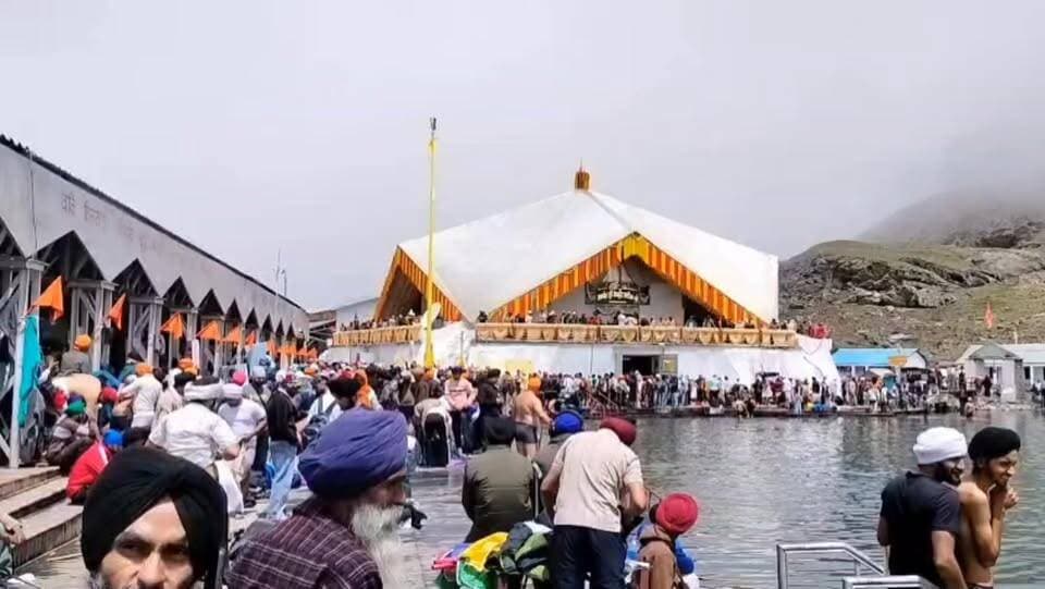 वाहे गुरु जी की कृपा से श्री हेमकुंड साहिब यात्रा ने पकड़ी रफ्तार! 🙏🚩
सिक्खों के पवित्र धाम श्री हेमकुंड साहिब में श्रद्धालुओं का जनसैलाब उमड़ पड़ा है। यात्रा बेस कैंप गोविंदघाट से लेकर गोविंदधाम और हेमकुंड साहिब के दुर्गम आस्था पथ पर संगतों की भारी भीड़ देखने को मिल रही है।
सुबह तड़के से ही श्रद्धालु "जो बोले सो निहाल... सत श्री अकाल" और गुरु महाराज के जयकारों के साथ कठिन पहाड़ी मार्ग को पार कर दसवें गुरु श्री गुरु गोबिंद सिंह जी महाराज की पावन तपस्थली श्री हेमकुंड साहिब के दर्शन के लिए पहुंच रहे हैं।
📍 कपाट खुलने के बाद से अब तक करीब 80 हजार श्रद्धालु गुरुद्वारा साहिब में मत्था टेक चुके हैं।
गुरुद्वारा श्री हेमकुंड साहिब मैनेजमेंट ट्रस्ट के वरिष्ठ प्रबंधक सरदार सेवा सिंह के अनुसार यात्रा अपने चरम पर है। श्रद्धालु पवित्र हिम सरोवर में आस्था की डुबकी लगाने के बाद दरबार साहिब में अरदास कर गुरु महाराज का आशीर्वाद प्राप्त कर रहे हैं।
🌄 धाम में मौसम सुहावना बना हुआ है और ट्रस्ट द्वारा श्रद्धालुओं के लिए गुरु प्रसाद लंगर सेवा, आवास तथा अन्य सभी आवश्यक सुविधाओं की समुचित व्यवस्था की गई है।
पूरी भ्यूंडार-लोकपाल घाटी श्रद्धा, भक्ति और उत्साह से सराबोर है। यात्रा में बढ़ती भीड़ से स्थानीय व्यापारियों के चेहरे भी खिल उठे हैं।
🙏 वाहे गुरु जी का खालसा, वाहे गुरु जी की फतेह। #HemkundSahib #SikhPilgrimage #WaheguruJi #HemkundYatra #Uttarakhand #Faith #SpiritualJourney #GovindGhat #SatSriAkal