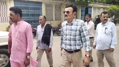 हरिहरगंज के प्राचीन सार्वजनिक कुएं पर अतिक्रमण का आरोप
मोहल्लेवासियों ने जिलाधिकारी से लगाई गुहार, धरोहर बचाने की मांग
सार्वजनिक भूमि पर निर्माण की तैयारी को लेकर बढ़ा विवाद
✒️रिपोर्ट अजय श्रीवास्तव
फतेहपुर शहर के हरिहरगंज मोहल्ले में स्थित एक प्राचीन सार्वजनिक कुएं को लेकर नया विवाद सामने आया है। स्थानीय नागरिकों ने आरोप लगाया है कि नगर पालिका अभिलेखों में सार्वजनिक उपयोग के लिए दर्ज कुएं और उससे संबंधित भूमि पर अवैध कब्जा कर निजी निर्माण की तैयारी की जा रही है। मामले को लेकर मोहल्ले के लोगों ने जिलाधिकारी को शिकायती पत्र सौंपते हुए तत्काल हस्तक्षेप और कार्रवाई की मांग की है।
प्राचीन कुएं को बचाने की मांग, जिलाधिकारी को सौंपा ज्ञापन
प्राप्त जानकारी के अनुसार हरिहरगंज स्थित होटल एसएन-3 के समीप एक अति प्राचीन सार्वजनिक कुआं मौजूद है, जो स्थानीय लोगों के अनुसार नगर पालिका के अभिलेखों में वर्ष 1969 एवं 1976 से प्लाट संख्या 124ए के रूप में सार्वजनिक संपत्ति दर्ज है।
मोहल्लेवासियों का आरोप है कि क्षेत्र के एक व्यक्ति द्वारा कथित रूप से कुएं को पाटकर वहां निजी निर्माण की तैयारी की जा रही है। शिकायतकर्ताओं का कहना है कि कुएं में मिट्टी भर दी गई है तथा बड़ी मात्रा में ईंट और अन्य निर्माण सामग्री एकत्र की गई है।
धार्मिक और ऐतिहासिक महत्व का बताया जा रहा कुआं
स्थानीय लोगों का कहना है कि यह कुआं केवल जल स्रोत ही नहीं बल्कि क्षेत्र की ऐतिहासिक एवं धार्मिक धरोहर भी है। वर्षों से यह स्थान स्थानीय पहचान का हिस्सा रहा है।
शिकायतकर्ताओं ने अपने आवेदन में उल्लेख किया है कि यदि समय रहते कार्रवाई नहीं हुई तो यह प्राचीन संरचना हमेशा के लिए समाप्त हो सकती है। उन्होंने प्रशासन से तत्काल स्थल निरीक्षण कराने और सार्वजनिक संपत्ति को संरक्षित करने की मांग की है।
पहले भी प्रशासन ने रोका था निर्माण कार्य
ज्ञापन में यह भी दावा किया गया है कि पूर्व में जब इसी स्थान पर निर्माण गतिविधियों की कोशिश हुई थी, तब प्रशासन ने हस्तक्षेप कर कार्य को रुकवाया था। इसके बावजूद दोबारा निर्माण की तैयारी किए जाने का आरोप लगाया गया है।
स्थानीय नागरिकों ने नगर पालिका अभिलेखों की प्रतियां, कुएं की पुरानी तस्वीरें तथा वर्तमान स्थिति से संबंधित फोटोग्राफ भी प्रशासन को उपलब्ध कराए हैं।
वायरल फैक्ट
सार्वजनिक कुएं को बचाने की मांग से जुड़ा यह मामला सोशल मीडिया और स्थानीय जनचर्चा का विषय बन गया है। कई लोगों ने जल संरक्षण, ऐतिहासिक धरोहरों की सुरक्षा और सार्वजनिक संपत्तियों को बचाने की आवश्यकता पर जोर दिया है। क्षेत्रीय नागरिक संगठनों द्वारा भी मामले की निष्पक्ष जांच की मांग की जा रही है।
हरिहरगंज का यह मामला केवल भूमि विवाद तक सीमित नहीं है, बल्कि सार्वजनिक संपत्तियों और ऐतिहासिक धरोहरों के संरक्षण से भी जुड़ा हुआ है। अब निगाहें प्रशासनिक जांच और आगे की कार्रवाई पर टिकी हैं। जांच के बाद ही यह स्पष्ट हो सकेगा कि शिकायतों में कितनी सच्चाई है और संबंधित भूमि की वास्तविक स्थिति क्या है।
ND NEWS की अपील
🔹 सार्वजनिक कुओं, तालाबों और जल स्रोतों का संरक्षण हम सभी की सामूहिक जिम्मेदारी है।
🔹 प्रशासन को ऐसे मामलों में त्वरित एवं निष्पक्ष जांच सुनिश्चित करनी चाहिए।
🔹 किसी भी सार्वजनिक संपत्ति पर निर्माण कार्य से पूर्व अभिलेखों का सत्यापन आवश्यक है।
🔹 नागरिकों को जल संरक्षण और विरासत संरक्षण के प्रति जागरूक होना चाहिए।
🔹 ऐतिहासिक एवं धार्मिक महत्व वाली संरचनाओं को बचाने के लिए समाज और प्रशासन को मिलकर कार्य करना चाहिए।
ND NEWS का संदेश:
"जल स्रोत और सार्वजनिक धरोहरें आने वाली पीढ़ियों की अमानत हैं। इनके संरक्षण में ही समाज और पर्यावरण का भविष्य सुरक्षित है।"
👇👇👇
#NDNews
#दैनिकनिष्पक्षधारा
#FatehpurNews
#Hariharganj
#PublicWell
#WaterConservation
#SaveHeritage
#DMFatehpur
#MunicipalityFatehpur
#NDNewsChannel
#PublicProperty
#HeritageProtection
#UttarPradesh
👇👇
@dgpup
@RSSorg
@UPGovt
@wpl1090
@RSSgeet
@Uppolice
@MIB_India
@PMOIndia
@HMOIndia
@abmanglik
@VHPDigital
@igrangealld
@myogioffice
@InfoDeptUP
@dmfatehpur
@sdmsadarftp
@CMOfficeUP
@CMOUP_RC
@UPPRD1948
@ChiefSecyUP
@ChiefSecyUP
@MahantYogiG
@FatehpurSdm
@fatehpurpolice
@BajrangDalOrg
@112UttarPradesh
@myogiadityanath
@CommissionerPrg
@ADGZonPrayagraj
👇👇👇
🟥 ND NEWS | दैनिक निष्पक्ष धारा
मुख्य संपादक / संस्थापक: राजन सिंह हाड़ा
सह-संपादक: शालिनी सिंह भदौरिया
✒️ रिपोर्ट : सहयोगी शिवा गुप्ता के साथ जिला ब्यूरो अजय श्रीवास्तव
📍 कार्यालय-3: U158, हीरा स्वीट्स के पास, विकास मार्ग, लक्ष्मी नगर, पूर्वी दिल्ली, पिन कोड – (110092) (NCR)
📍 कार्यालय-2: विधानसभा रोड, बर्लिंगटन चौराहा, लखनऊ (226001) (UP)
📍 कार्यालय-1: 1/1 अटल बिहारी चौराहा, नियर बर्मा चौराहा, फतेहपुर (212601) (UP)
📅 दिनांक: 08 जून 2026
📆 दिन: सोमवार
📧 Email: ndnewschannel@gmail.com
📞 मोबाइल: 9696119696
👇👇
विशेष नोट: यह समाचार स्थानीय नागरिकों द्वारा दिए गए शिकायत पत्र एवं उपलब्ध दस्तावेजों के आधार पर तैयार किया गया है। मामले की आधिकारिक जांच एवं प्रशासनिक निष्कर्ष आने तक सभी आरोप जांच के अधीन माने जाएं।