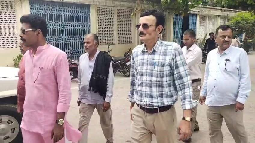 हरिहरगंज के प्राचीन सार्वजनिक कुएं पर अतिक्रमण का आरोप
मोहल्लेवासियों ने जिलाधिकारी से लगाई गुहार, धरोहर बचाने की मांग
सार्वजनिक भूमि पर निर्माण की तैयारी को लेकर बढ़ा विवाद
✒️रिपोर्ट अजय श्रीवास्तव
फतेहपुर शहर के हरिहरगंज मोहल्ले में स्थित एक प्राचीन सार्वजनिक कुएं को लेकर नया विवाद सामने आया है। स्थानीय नागरिकों ने आरोप लगाया है कि नगर पालिका अभिलेखों में सार्वजनिक उपयोग के लिए दर्ज कुएं और उससे संबंधित भूमि पर अवैध कब्जा कर निजी निर्माण की तैयारी की जा रही है। मामले को लेकर मोहल्ले के लोगों ने जिलाधिकारी को शिकायती पत्र सौंपते हुए तत्काल हस्तक्षेप और कार्रवाई की मांग की है।
प्राचीन कुएं को बचाने की मांग, जिलाधिकारी को सौंपा ज्ञापन
प्राप्त जानकारी के अनुसार हरिहरगंज स्थित होटल एसएन-3 के समीप एक अति प्राचीन सार्वजनिक कुआं मौजूद है, जो स्थानीय लोगों के अनुसार नगर पालिका के अभिलेखों में वर्ष 1969 एवं 1976 से प्लाट संख्या 124ए के रूप में सार्वजनिक संपत्ति दर्ज है।
मोहल्लेवासियों का आरोप है कि क्षेत्र के एक व्यक्ति द्वारा कथित रूप से कुएं को पाटकर वहां निजी निर्माण की तैयारी की जा रही है। शिकायतकर्ताओं का कहना है कि कुएं में मिट्टी भर दी गई है तथा बड़ी मात्रा में ईंट और अन्य निर्माण सामग्री एकत्र की गई है।
धार्मिक और ऐतिहासिक महत्व का बताया जा रहा कुआं
स्थानीय लोगों का कहना है कि यह कुआं केवल जल स्रोत ही नहीं बल्कि क्षेत्र की ऐतिहासिक एवं धार्मिक धरोहर भी है। वर्षों से यह स्थान स्थानीय पहचान का हिस्सा रहा है।
शिकायतकर्ताओं ने अपने आवेदन में उल्लेख किया है कि यदि समय रहते कार्रवाई नहीं हुई तो यह प्राचीन संरचना हमेशा के लिए समाप्त हो सकती है। उन्होंने प्रशासन से तत्काल स्थल निरीक्षण कराने और सार्वजनिक संपत्ति को संरक्षित करने की मांग की है।
पहले भी प्रशासन ने रोका था निर्माण कार्य
ज्ञापन में यह भी दावा किया गया है कि पूर्व में जब इसी स्थान पर निर्माण गतिविधियों की कोशिश हुई थी, तब प्रशासन ने हस्तक्षेप कर कार्य को रुकवाया था। इसके बावजूद दोबारा निर्माण की तैयारी किए जाने का आरोप लगाया गया है।
स्थानीय नागरिकों ने नगर पालिका अभिलेखों की प्रतियां, कुएं की पुरानी तस्वीरें तथा वर्तमान स्थिति से संबंधित फोटोग्राफ भी प्रशासन को उपलब्ध कराए हैं।
वायरल फैक्ट
सार्वजनिक कुएं को बचाने की मांग से जुड़ा यह मामला सोशल मीडिया और स्थानीय जनचर्चा का विषय बन गया है। कई लोगों ने जल संरक्षण, ऐतिहासिक धरोहरों की सुरक्षा और सार्वजनिक संपत्तियों को बचाने की आवश्यकता पर जोर दिया है। क्षेत्रीय नागरिक संगठनों द्वारा भी मामले की निष्पक्ष जांच की मांग की जा रही है।
हरिहरगंज का यह मामला केवल भूमि विवाद तक सीमित नहीं है, बल्कि सार्वजनिक संपत्तियों और ऐतिहासिक धरोहरों के संरक्षण से भी जुड़ा हुआ है। अब निगाहें प्रशासनिक जांच और आगे की कार्रवाई पर टिकी हैं। जांच के बाद ही यह स्पष्ट हो सकेगा कि शिकायतों में कितनी सच्चाई है और संबंधित भूमि की वास्तविक स्थिति क्या है।
ND NEWS की अपील
🔹 सार्वजनिक कुओं, तालाबों और जल स्रोतों का संरक्षण हम सभी की सामूहिक जिम्मेदारी है।
🔹 प्रशासन को ऐसे मामलों में त्वरित एवं निष्पक्ष जांच सुनिश्चित करनी चाहिए।
🔹 किसी भी सार्वजनिक संपत्ति पर निर्माण कार्य से पूर्व अभिलेखों का सत्यापन आवश्यक है।
🔹 नागरिकों को जल संरक्षण और विरासत संरक्षण के प्रति जागरूक होना चाहिए।
🔹 ऐतिहासिक एवं धार्मिक महत्व वाली संरचनाओं को बचाने के लिए समाज और प्रशासन को मिलकर कार्य करना चाहिए।
ND NEWS का संदेश:
"जल स्रोत और सार्वजनिक धरोहरें आने वाली पीढ़ियों की अमानत हैं। इनके संरक्षण में ही समाज और पर्यावरण का भविष्य सुरक्षित है।"
👇👇👇
#NDNews
#दैनिकनिष्पक्षधारा
#FatehpurNews
#Hariharganj
#PublicWell
#WaterConservation
#SaveHeritage
#DMFatehpur
#MunicipalityFatehpur
#NDNewsChannel
#PublicProperty
#HeritageProtection
#UttarPradesh
👇👇
@dgpup
@RSSorg
@UPGovt
@wpl1090
@RSSgeet
@Uppolice
@MIB_India
@PMOIndia
@HMOIndia
@abmanglik
@VHPDigital
@igrangealld
@myogioffice
@InfoDeptUP
@dmfatehpur
@sdmsadarftp
@CMOfficeUP
@CMOUP_RC
@UPPRD1948
@ChiefSecyUP
@ChiefSecyUP
@MahantYogiG
@FatehpurSdm
@fatehpurpolice
@BajrangDalOrg
@112UttarPradesh
@myogiadityanath
@CommissionerPrg
@ADGZonPrayagraj
👇👇👇
🟥 ND NEWS | दैनिक निष्पक्ष धारा
मुख्य संपादक / संस्थापक: राजन सिंह हाड़ा
सह-संपादक: शालिनी सिंह भदौरिया
✒️ रिपोर्ट : सहयोगी शिवा गुप्ता के साथ जिला ब्यूरो अजय श्रीवास्तव
📍 कार्यालय-3: U158, हीरा स्वीट्स के पास, विकास मार्ग, लक्ष्मी नगर, पूर्वी दिल्ली, पिन कोड – (110092) (NCR)
📍 कार्यालय-2: विधानसभा रोड, बर्लिंगटन चौराहा, लखनऊ (226001) (UP)
📍 कार्यालय-1: 1/1 अटल बिहारी चौराहा, नियर बर्मा चौराहा, फतेहपुर (212601) (UP)
📅 दिनांक: 08 जून 2026
📆 दिन: सोमवार
📧 Email: ndnewschannel@gmail.com
📞 मोबाइल: 9696119696
👇👇
विशेष नोट: यह समाचार स्थानीय नागरिकों द्वारा दिए गए शिकायत पत्र एवं उपलब्ध दस्तावेजों के आधार पर तैयार किया गया है। मामले की आधिकारिक जांच एवं प्रशासनिक निष्कर्ष आने तक सभी आरोप जांच के अधीन माने जाएं।