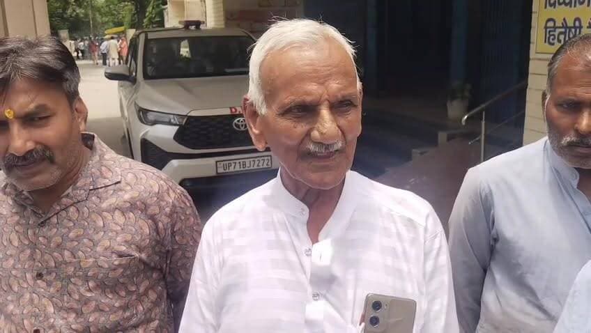 हरिहरगंज के प्राचीन सार्वजनिक कुएं पर अतिक्रमण का आरोप
मोहल्लेवासियों ने जिलाधिकारी से लगाई गुहार, धरोहर बचाने की मांग
सार्वजनिक भूमि पर निर्माण की तैयारी को लेकर बढ़ा विवाद
✒️रिपोर्ट अजय श्रीवास्तव
फतेहपुर शहर के हरिहरगंज मोहल्ले में स्थित एक प्राचीन सार्वजनिक कुएं को लेकर नया विवाद सामने आया है। स्थानीय नागरिकों ने आरोप लगाया है कि नगर पालिका अभिलेखों में सार्वजनिक उपयोग के लिए दर्ज कुएं और उससे संबंधित भूमि पर अवैध कब्जा कर निजी निर्माण की तैयारी की जा रही है। मामले को लेकर मोहल्ले के लोगों ने जिलाधिकारी को शिकायती पत्र सौंपते हुए तत्काल हस्तक्षेप और कार्रवाई की मांग की है।
प्राचीन कुएं को बचाने की मांग, जिलाधिकारी को सौंपा ज्ञापन
प्राप्त जानकारी के अनुसार हरिहरगंज स्थित होटल एसएन-3 के समीप एक अति प्राचीन सार्वजनिक कुआं मौजूद है, जो स्थानीय लोगों के अनुसार नगर पालिका के अभिलेखों में वर्ष 1969 एवं 1976 से प्लाट संख्या 124ए के रूप में सार्वजनिक संपत्ति दर्ज है।
मोहल्लेवासियों का आरोप है कि क्षेत्र के एक व्यक्ति द्वारा कथित रूप से कुएं को पाटकर वहां निजी निर्माण की तैयारी की जा रही है। शिकायतकर्ताओं का कहना है कि कुएं में मिट्टी भर दी गई है तथा बड़ी मात्रा में ईंट और अन्य निर्माण सामग्री एकत्र की गई है।
धार्मिक और ऐतिहासिक महत्व का बताया जा रहा कुआं
स्थानीय लोगों का कहना है कि यह कुआं केवल जल स्रोत ही नहीं बल्कि क्षेत्र की ऐतिहासिक एवं धार्मिक धरोहर भी है। वर्षों से यह स्थान स्थानीय पहचान का हिस्सा रहा है।
शिकायतकर्ताओं ने अपने आवेदन में उल्लेख किया है कि यदि समय रहते कार्रवाई नहीं हुई तो यह प्राचीन संरचना हमेशा के लिए समाप्त हो सकती है। उन्होंने प्रशासन से तत्काल स्थल निरीक्षण कराने और सार्वजनिक संपत्ति को संरक्षित करने की मांग की है।
पहले भी प्रशासन ने रोका था निर्माण कार्य
ज्ञापन में यह भी दावा किया गया है कि पूर्व में जब इसी स्थान पर निर्माण गतिविधियों की कोशिश हुई थी, तब प्रशासन ने हस्तक्षेप कर कार्य को रुकवाया था। इसके बावजूद दोबारा निर्माण की तैयारी किए जाने का आरोप लगाया गया है।
स्थानीय नागरिकों ने नगर पालिका अभिलेखों की प्रतियां, कुएं की पुरानी तस्वीरें तथा वर्तमान स्थिति से संबंधित फोटोग्राफ भी प्रशासन को उपलब्ध कराए हैं।
वायरल फैक्ट
सार्वजनिक कुएं को बचाने की मांग से जुड़ा यह मामला सोशल मीडिया और स्थानीय जनचर्चा का विषय बन गया है। कई लोगों ने जल संरक्षण, ऐतिहासिक धरोहरों की सुरक्षा और सार्वजनिक संपत्तियों को बचाने की आवश्यकता पर जोर दिया है। क्षेत्रीय नागरिक संगठनों द्वारा भी मामले की निष्पक्ष जांच की मांग की जा रही है।
हरिहरगंज का यह मामला केवल भूमि विवाद तक सीमित नहीं है, बल्कि सार्वजनिक संपत्तियों और ऐतिहासिक धरोहरों के संरक्षण से भी जुड़ा हुआ है। अब निगाहें प्रशासनिक जांच और आगे की कार्रवाई पर टिकी हैं। जांच के बाद ही यह स्पष्ट हो सकेगा कि शिकायतों में कितनी सच्चाई है और संबंधित भूमि की वास्तविक स्थिति क्या है।
ND NEWS की अपील
🔹 सार्वजनिक कुओं, तालाबों और जल स्रोतों का संरक्षण हम सभी की सामूहिक जिम्मेदारी है।
🔹 प्रशासन को ऐसे मामलों में त्वरित एवं निष्पक्ष जांच सुनिश्चित करनी चाहिए।
🔹 किसी भी सार्वजनिक संपत्ति पर निर्माण कार्य से पूर्व अभिलेखों का सत्यापन आवश्यक है।
🔹 नागरिकों को जल संरक्षण और विरासत संरक्षण के प्रति जागरूक होना चाहिए।
🔹 ऐतिहासिक एवं धार्मिक महत्व वाली संरचनाओं को बचाने के लिए समाज और प्रशासन को मिलकर कार्य करना चाहिए।
ND NEWS का संदेश:
"जल स्रोत और सार्वजनिक धरोहरें आने वाली पीढ़ियों की अमानत हैं। इनके संरक्षण में ही समाज और पर्यावरण का भविष्य सुरक्षित है।"
👇👇👇
#NDNews
#दैनिकनिष्पक्षधारा
#FatehpurNews
#Hariharganj
#PublicWell
#WaterConservation
#SaveHeritage
#DMFatehpur
#MunicipalityFatehpur
#NDNewsChannel
#PublicProperty
#HeritageProtection
#UttarPradesh
👇👇
@dgpup
@RSSorg
@UPGovt
@wpl1090
@RSSgeet
@Uppolice
@MIB_India
@PMOIndia
@HMOIndia
@abmanglik
@VHPDigital
@igrangealld
@myogioffice
@InfoDeptUP
@dmfatehpur
@sdmsadarftp
@CMOfficeUP
@CMOUP_RC
@UPPRD1948
@ChiefSecyUP
@ChiefSecyUP
@MahantYogiG
@FatehpurSdm
@fatehpurpolice
@BajrangDalOrg
@112UttarPradesh
@myogiadityanath
@CommissionerPrg
@ADGZonPrayagraj
👇👇👇
🟥 ND NEWS | दैनिक निष्पक्ष धारा
मुख्य संपादक / संस्थापक: राजन सिंह हाड़ा
सह-संपादक: शालिनी सिंह भदौरिया
✒️ रिपोर्ट : सहयोगी शिवा गुप्ता के साथ जिला ब्यूरो अजय श्रीवास्तव
📍 कार्यालय-3: U158, हीरा स्वीट्स के पास, विकास मार्ग, लक्ष्मी नगर, पूर्वी दिल्ली, पिन कोड – (110092) (NCR)
📍 कार्यालय-2: विधानसभा रोड, बर्लिंगटन चौराहा, लखनऊ (226001) (UP)
📍 कार्यालय-1: 1/1 अटल बिहारी चौराहा, नियर बर्मा चौराहा, फतेहपुर (212601) (UP)
📅 दिनांक: 08 जून 2026
📆 दिन: सोमवार
📧 Email: ndnewschannel@gmail.com
📞 मोबाइल: 9696119696
👇👇
विशेष नोट: यह समाचार स्थानीय नागरिकों द्वारा दिए गए शिकायत पत्र एवं उपलब्ध दस्तावेजों के आधार पर तैयार किया गया है। मामले की आधिकारिक जांच एवं प्रशासनिक निष्कर्ष आने तक सभी आरोप जांच के अधीन माने जाएं।