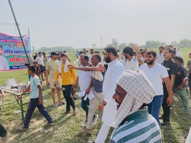 सिकंदराबाद में सक्रिय हुए ललित भाटी, घर-घर जनसंपर्क कर मजबूत कर रहे राजनीतिक पकड़"
सिकंदराबाद विधानसभा क्षेत्र में आगामी 2027 विधानसभा चुनाव को लेकर राजनीतिक गतिविधियां तेज होती नजर आ रही हैं। हाल ही में आजाद समाज पार्टी से जुड़े ललित भाटी लगातार क्षेत्र में सक्रिय दिखाई दे रहे हैं। जनसंपर्क अभियान के तहत उन्होंने सिकंदराबाद कस्बे सहित विभिन्न क्षेत्रों में लोगों से मुलाकात कर उनकी समस्याएं सुनीं।
आजाद समाज पार्टी में शामिल होने के बाद ललित भाटी लगातार ग्राउंड जीरो पर पहुंचकर जनता के बीच अपनी मौजूदगी दर्ज करा रहे हैं। इसी क्रम में उन्होंने सिकंदराबाद कस्बे के विभिन्न मोहल्लों में घर-घर जाकर जनसंपर्क किया और लोगों से संवाद स्थापित किया।
इसके अलावा विधानसभा क्षेत्र के नवादा गांव में आयोजित एक खेल प्रतियोगिता में भी उन्होंने शिरकत की। इस दौरान खिलाड़ियों और स्थानीय लोगों से मुलाकात कर उनका उत्साहवर्धन किया।
ललित भाटी को सामाजिक कार्यों में सक्रिय रहने वाले चेहरों में माना जाता है। क्षेत्र में शिक्षा, खेल और सामाजिक सरोकारों से जुड़े कार्यक्रमों में उनकी भागीदारी लगातार देखने को मिलती रही है। उनका सिकंदराबाद विधानसभा क्षेत्र से पुराना जुड़ाव रहा है, जिसके चलते वे लगातार लोगों के बीच पहुंचकर संपर्क मजबूत करने में जुटे हैं।
राजनीतिक गलियारों में यह भी चर्चा है कि ललित भाटी वर्ष 2027 के विधानसभा चुनाव में सिकंदराबाद सीट से आजाद समाज पार्टी के संभावित दावेदारों में शामिल हैं। हालांकि टिकट को लेकर अंतिम फैसला पार्टी नेतृत्व द्वारा किया जाएगा, लेकिन क्षेत्र में उनकी बढ़ती सक्रियता को चुनावी तैयारियों के तौर पर देखा जा रहा है।
#LalitBhati #AzadSamajParty #Sikandrabad #SikandrabadVidhansabha #JanSamparkAbhiyan #GroundZeroPolitics #UPPolitics #Mission2027 #Vidhansabha2027 #PublicConnect #SocialWorker #PoliticalUpdate #Bulandshahr #Nawada #Election2027 #LokSamvad #JantaKeBech #PoliticalCampaign #ASP #LalitBhatiForSikandrabad