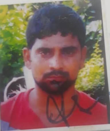 इनामी भानु प्रताप सिंह एनकाउंटर
एसटीएफ ने बड़ी कार्रवाई करते हुए दो लाख रुपये के इनामी कुख्यात अपराधी भानु प्रताप सिंह उर्फ बबलू सिंह को प्रयागराज में मुठभेड़ के दौरान मार गिराया। मुठभेड़ के दौरान एसटीएफ प्रयागराज यूनिट के प्रभारी जेपी राय और एक अन्य पुलिसकर्मी भी गोली लगने से घायल हो गए।
उत्तर प्रदेश पुलिस के एडीजी कानून व्यवस्था अमिताभ यश ने बताया कि भानु प्रताप सिंह एक कुख्यात अपराधी था, जिसके खिलाफ हत्या, भाड़े पर हत्या कराने, डकैती और अन्य गंभीर अपराधों के 40 से अधिक मुकदमे दर्ज थे। वह लंबे समय से फरार चल रहा था।
भानु प्रताप सिंह पर आजमगढ़, अंबेडकर नगर और गोरखपुर पुलिस द्वारा कुल 1.65 लाख रुपये का इनाम घोषित किया गया था। वहीं एसटीएफ ने भी उस पर इनाम घोषित कर रखा था। सूचना के आधार पर एसटीएफ प्रयागराज यूनिट ने कार्रवाई करते हुए उसे घेर लिया। खुद को घिरा देख भानु ने पुलिस टीम पर फायरिंग शुरू कर दी, जिसके जवाब में हुई मुठभेड़ में वह मारा गया।
पुलिस अधिकारियों के मुताबिक भानु प्रताप सिंह प्रदेश के कई जिलों में वांछित था और लंबे समय से कानून प्रवर्तन एजेंसियों की निगरानी में था। उसके मारे जाने को संगठित अपराध के खिलाफ बड़ी सफलता माना जा रहा है।