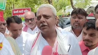 उरई में सपा का भाजपा सरकार पर जोरदार हमला
आज उरई मुख्यालय में समाजवादी पार्टी के पदाधिकारियों और कार्यकर्ताओं ने भाजपा सरकार के खिलाफ मोर्चा खोल दिया।
रामेश्वर चौराहे स्थित सपा कार्यालय से सैकड़ों की संख्या में कार्यकर्ता पैदल मार्च करते हुए डीएम कार्यालय पहुंचे और जोरदार प्रदर्शन किया।
भाजपा मुर्दाबाद के नारों से गूंजा शहर
प्रदर्शनकारियों ने बिजली कटौती, पानी की किल्लत, स्मार्ट मीटर और अन्य जनसमस्याओं को लेकर सरकार के खिलाफ जमकर नारेबाजी की।
डीएम को सौंपा ज्ञापन
सपा कार्यकर्ताओं ने डीएम मुख्यालय पहुंचकर अपनी मांगों का ज्ञापन सौंपा और तत्काल समाधान की मांग की।
वीडियो में देखिए बड़ा बयान
महेवा ब्लॉक के पूर्व ब्लॉक प्रमुख गुड्डू समर सिंह चौहान ने भाजपा सरकार पर तीखा हमला बोलते हुए क्या कहा—पूरी बात सुनने के लिए वीडियो अंत तक जरूर देखें।
आपकी क्या राय है?
क्या ये आंदोलन जनता की आवाज़ है या राजनीति?
👇 कमेंट बॉक्स में अपनी राय जरूर बताएं
#BreakingNews #Orai #SPProtest #BJPVirodh
#SmartMeter #BijliPaniSamasya #JalaunNews #UPPolitics #ViralVideo #SonuMaharaj #कालपी #उरई
समर्थक गुड्डु महेवा सपा