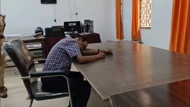 गोंडा सदर तहसील परिसर के अभिलेखागार में दस्तावेजों का मुआयना करने आए 60 वर्षीय बुजुर्ग अनिल श्रीवास्तव की अचानक सीने में तेज दर्द उठने से मौत हो गई। तबीयत बिगड़ते ही वे अचेत होकर गिर पड़े, जिससे परिसर में हड़कंप मच गया और तुरंत प्रशासनिक व पुलिस अधिकारियों को सूचना दी गई। मौके पर पहुंचे पुलिसकर्मियों ने उन्हें सीपीआर (CPR) देकर बचाने का भरसक प्रयास किया, लेकिन सफलता नहीं मिली। उन्हें तुरंत गोंडा मेडिकल कॉलेज ले जाया गया, जहां डॉक्टरों ने उन्हें मृत घोषित कर दिया। इस हृदयविदारक घटना से मृतक के परिजनों में कोहराम मच गया है और पुलिस ने शव को पोस्टमार्टम के लिए भेजकर आगे की कानूनी कार्रवाई शुरू कर दी है।
#GondaNews #GondaTehsil #HeartAttack #TragicDeath #UttarPradeshNews #GondaPolice #MedicalCollegeGonda #SadNews #HeartBreaking #Humanity