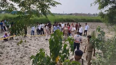 गोपालगंज -📍 हथुआ में पूर्व सरपंच के बेटे की धारदार हथियार से ह/त्या, खून से लथपथ चंवर से बरामद हुआ शव
#bignews #hathuanews #halchalnews #bignews #breakingnews