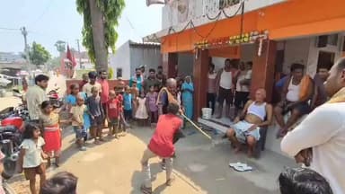 बढ़ौना (समस्तीपुर): बढ़ौना गांव में एक बच्चे पर पड़ोस के घर की तिजोरी से करीब 2500 रुपये निकालने का आरोप लगाया गया। स्थानीय लोगों के अनुसार, घटना की जानकारी मिलने के बाद ग्रामीणों ने बच्चे के परिजनों को इसकी सूचना दी।
बताया जाता है कि ग्रामीणों की मौजूदगी में बच्चे के पिता ने उसे डांटा-फटकारा। घटना को लेकर गांव में चर्चा का माहौल बना रहा। हालांकि, मामले में किसी प्रकार की पुलिस शिकायत की जानकारी नहीं मिली है। #badhauna #vidhiyapti #Dalsinghsarai #bihar #samstipurkakhbar