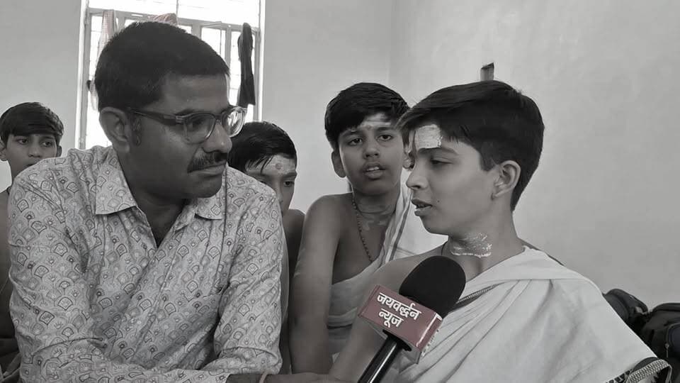 मोबाइल छोड़ वेदों की राह पर चले बटुक, जानिए कैसे तैयार हो रहे धर्म के युवा प्रहरी
राजसमंद जिले के चारभुजा क्षेत्र स्थित कसार गुरुकुल में आयोजित 15 दिवसीय वैदिक संस्कार शिविर में बटुक उत्साहपूर्वक वैदिक ज्ञान और भारतीय संस्कृति का अध्ययन कर रहे हैं। शिविर में भाग ले रहे बटुकों ने बताया कि वे वेद, मंत्रोच्चार, धार्मिक परंपराओं और भारतीय संस्कारों की शिक्षा प्राप्त कर रहे हैं। उनका कहना है कि वर्तमान समय में पाश्चात्य एवं अंग्रेजी संस्कृति का प्रभाव लगातार बढ़ रहा है, ऐसे में वैदिक ज्ञान और भारतीय मूल्यों का संरक्षण एवं प्रचार-प्रसार अत्यंत आवश्यक है। आयोजकों ने बताया कि गुरुकुल में बच्चों को वैदिक संस्कार, शास्त्र अध्ययन, यज्ञ-विधि, नैतिक शिक्षा तथा भारतीय संस्कृति की गहन जानकारी दी गई।
#VedicEducation #SanatanDharma #IndianCulture #Gurukul