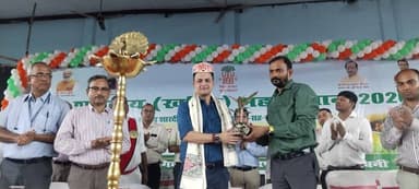 श्री आनंद शर्मा, जिला पदाधिकारी मधुबनी द्वारा जिला स्तरीय खरीफ कार्यशाला का दीप प्रज्वलन के साथ उदघाटन किया गया।
#MadhubaniFirst https://t.co/2UdE8ZUWDp