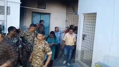 🚨 पश्चिम बंगाल के टीएमसी नेता जहांगीर खान को भारत-नेपाल सीमा के पास गिरफ्तार किए जाने की खबर सामने आई है।
रिपोर्ट्स के अनुसार, सुरक्षा एजेंसियों ने उन्हें सीमा क्षेत्र में हिरासत में लिया। गिरफ्तारी के बाद मामले को लेकर राजनीतिक हलकों में चर्चा तेज हो गई है।
फिलहाल एजेंसियां मामले की जांच में जुटी हैं और गिरफ्तारी से जुड़े सभी पहलुओं की पड़ताल की जा रही है। आधिकारिक जानकारी और जांच के निष्कर्षों का इंतजार किया जा रहा है।
यह घटनाक्रम राज्य की राजनीति में एक महत्वपूर्ण मोड़ के रूप में देखा जा रहा है।
#TMC #JahangirKhan #WestBengal #BreakingNews #IndiaNepalBorder #PoliticalNews #WestBengalNews #TrendingNews #IndiaNews #NewsUpdate