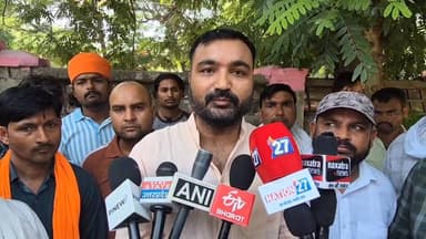 Bahraich- बहराइच में एआईएमआईएम चीफ ओवैशी के कार्यक्रम का विरोध ,,हिन्दू संगठनों ने कार्यक्रम की अनुमति न देने के लिए दिया ज्ञापन ,,
बहराइच में आईएमआईएम चीफ असद्दुदीन ओवैशी का आने वाली 14 जून को कार्यक्रम प्रस्तावित है ,,जिसको लेकर मुरादाबाद एआईएमआईएम के प्रभारी शादाब चौहान ने सोशल मीडिया पर पोस्ट किया था इसी को लेकर आज बहराइच कलेक्ट्रेट परिसर में सैकड़ो की संख्या में पहुँचकर हिन्दू सुरक्षा सेवा संघ के पदाधिकारियों और कार्यकर्ताओं ने प्रदर्शन किया और जमकर नारेबाजी की ,,साथ ही जिलाधिकारी को एमआईएम चीफ के प्रस्तावित कार्यक्रम की अनुमति न दिए जाने के लिए ज्ञापन सौंपा ,,
#fblifestylechallenge #anupamajaswal #viralreelschallenge2025viralreelschallengejaiviralreelschallengeviralreelschallenge #bahraichup40 #facbookreels #bahraichwaale #bahraichsadar #instagramreels #dailyreels #BahraichPolice #CMYogi #YogiAdityanath #yogi #bahraininstagram #DMBahraich #yogisyogachallenge #upsidco #pmuartist
#anupamajaswal #yogisyogachallenge #fblifestylechallenge #bahraichup40 #viralreelschallenge2025viralreelschallengejaiviralreelschallengeviralreelschallenge #facbookreels #bahraichwaale #upsidco #pmuartistuk #bahraichsadar #dmbahraich #cmyogiadityanathji