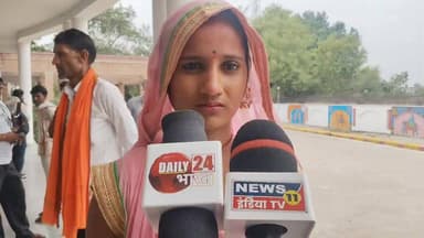 #चित्रकूट: मऊ थाना क्षेत्र की खण्डेहा चौकी अंतर्गत एक महिला ने अपने पड़ोसियों पर घर में घुसकर मारपीट, बदसलूकी और जान से मारने की धमकी देने का गंभीर आरोप लगाया है। पीड़िता ने पुलिस पर भी निष्पक्ष कार्रवाई न करने तथा समझौते का दबाव बनाने का आरोप लगाते हुए पुलिस अधीक्षक चित्रकूट से न्याय की गुहार लगाई है।पीड़िता मनीषा देवी के अनुसार, कुछ दिन पहले उनके पड़ोस में रहने वाले लोगों ने कथित रूप से उनके घर में प्रवेश कर वहां रखा एक झोला उठा लिया, जिसमें महत्वपूर्ण दस्तावेज और अन्य जरूरी सामान रखा था। जब उन्होंने अपने सामान के संबंध में पूछताछ की और विरोध जताया, तो आरोपियों ने विवाद शुरू कर दिया।महिला का आरोप है कि इसके बाद आरोपी अपने कुछ अन्य परिजनों के साथ लाठी-डंडे लेकर उनके घर पहुंचे और उनके साथ मारपीट की। पीड़िता का कहना है कि घटना के दौरान उनके साथ अभद्रता की गई तथा उन्हें अपमानित किया गया। उन्होंने आरोप लगाया कि आरोपी लगातार उन्हें और उनके परिवार को धमकियां दे रहे हैं, जिससे पूरा परिवार भय के माहौल में जीवन यापन कर रहा है।पीड़िता ने बताया कि घटना के बाद उन्होंने स्थानीय चौकी और मऊ थाना पुलिस से कई बार शिकायत की, लेकिन अब तक आरोपियों के खिलाफ कोई प्रभावी कार्रवाई नहीं की गई। उनका आरोप है कि पुलिस मामले को गंभीरता से लेने के बजाय समझौते का दबाव बना रही है। हालांकि पुलिस की ओर से इन आरोपों की आधिकारिक पुष्टि नहीं हुई है।महिला ने पुलिस अधीक्षक चित्रकूट सहित उच्च अधिकारियों से मामले की निष्पक्ष जांच कराकर दोषियों के खिलाफ सख्त कार्रवाई करने तथा अपने परिवार की सुरक्षा सुनिश्चित करने की मांग की है।