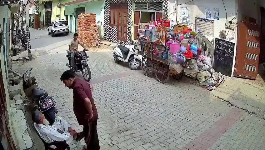 लाचार पिता गाल बचाता रहा, हैवान बेटा मारता रहा थप्पड़
उत्तर प्रदेश के सहारनपुर में एक शर्मनाक घटना सामने आई है। एक पिता अपने बेटे के हाथों पिटता रहा और खुद को बचाने की कोशिश करता रहा, लेकिन बेटे ने बेरहमी से मारपीट जारी रखी। पूरी घटना कैमरे में कैद हो गई, जिसका वीडियो अब सोशल मीडिया पर तेजी से वायरल हो रहा है।
#Saharanpur #UPNews #SaharanpurNews #ViralVideo #BreakingNews #FatherSonDispute #FamilyDispute #ShockingIncident #CrimeNews #SocialMediaViral #TrendingNews #UttarPradesh #NewsUpdate #HindiNews #LatestNews #IndiaNews #NewsAlert #TrendingVideo