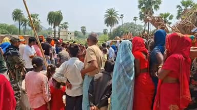 डोमचांच थाना क्षेत्र के जौनपुर में एक व्यक्ति का शव बरामद, परिजनों ने जमीनी विवाद में हत्या का लगाया आरोप।
#annpurnnadevi #kodermanagarpanchayat #jhumaritelaiyanagarparishad #domchanchnagarpanchayat #jharkhandupdates #spkoderma #dckoderma