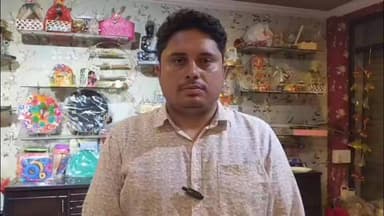 बाँदा में आगामी 10, 11 और 12 जुलाई को रेजिन आर्ट की वर्कशॉप लगने जा रही है। इस आर्ट को कोई भी सीख सकता है,,, कांटेक्ट नम्बर वीडियो में है
रेजिन आर्ट (Resin Art) एक आधुनिक और लोकप्रिय कला है, जिसमें एपॉक्सी रेजिन (Epoxy Resin) और हार्डनर (Hardener) को मिलाकर एक तरल मिश्रण तैयार किया जाता है। जब ये दोनों आपस में मिलते हैं, तो रासायनिक प्रक्रिया के कारण यह मिश्रण कुछ घंटों में कांच जैसा सख्त, पारदर्शी और चमकदार बन जाता है।
#resinart #resinartist #bandaroundup #Banda #pallavigoyal
Banda Roundup Banda - बाँदा