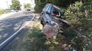 देहरा से धर्मशाला एनएच 503 पर गड्डेया दे घर के पास एक महिंद्रा गाड़ी नाली में पलटी, सभी सुरक्षित #kangralive #dehra