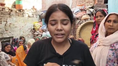 "मेरी बहन को मार डाला, बुलेट मांग रहा था, मेरी बहन ने मुझे कॉल किया था, बोली- यहाँ मुझे घबराहट हो रही है, मैं घर आउंगी
मुझे नहीं पता था कि शाम को ही मार देगा मेरी बहन को "
यूपी के हापुड़ में सोनम की संदिग्ध परिस्थितियों में मौत हो गई. ये सोनम की बहन है. सोनम की शादी 6 मई को हुई थी. 7 तारीख को सोनम की अर्थी उठ गई.
ससुराल वालों का कहना है कि सोनम की मौत करंट लगने से हुई है. जबकि परिवार इसे दहेज़ हत्या बता रहा है।
#वायरल #वीडियो #viralvideos #trendingreels #viral